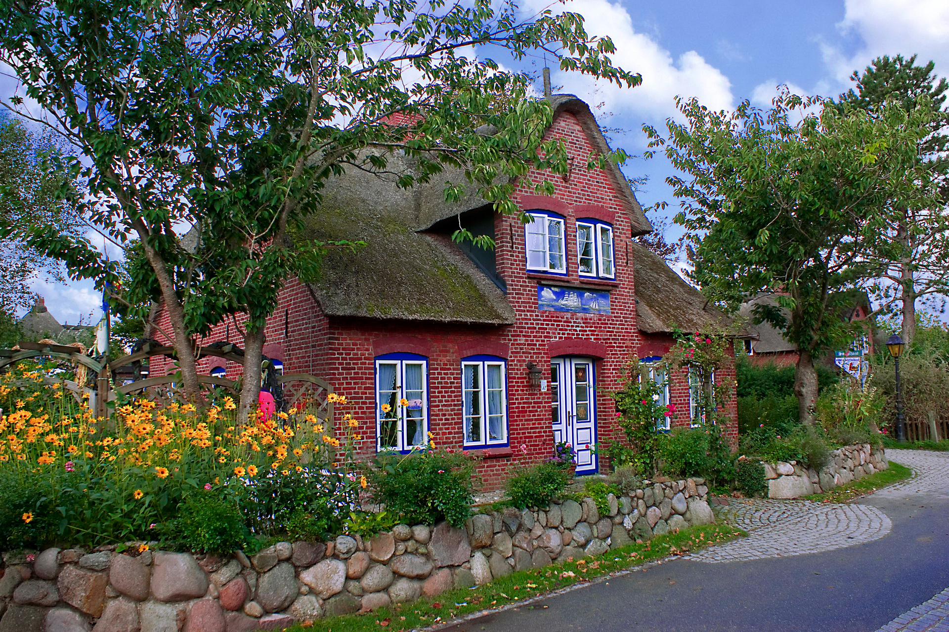Маленький домик в деревне фото