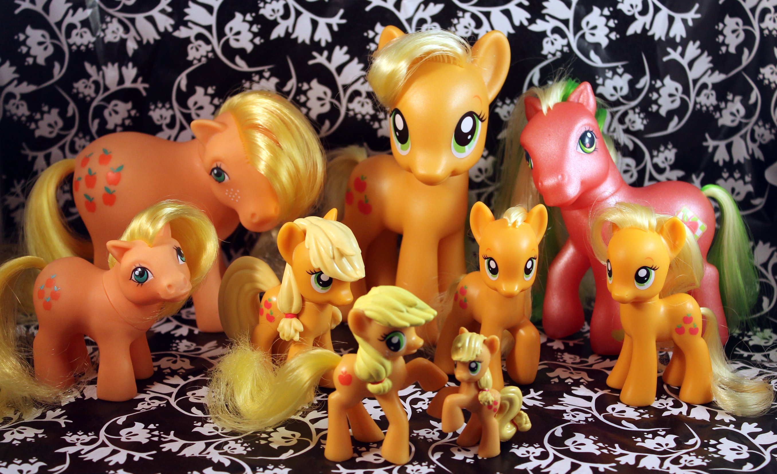 Коллекция игрушек купить. My little Pony игрушки Эпплджек. Пони 5 поколение Эпплджек. Эпплджек игрушка пони Hasbro 2010. My little Pony 1 поколение игрушки.