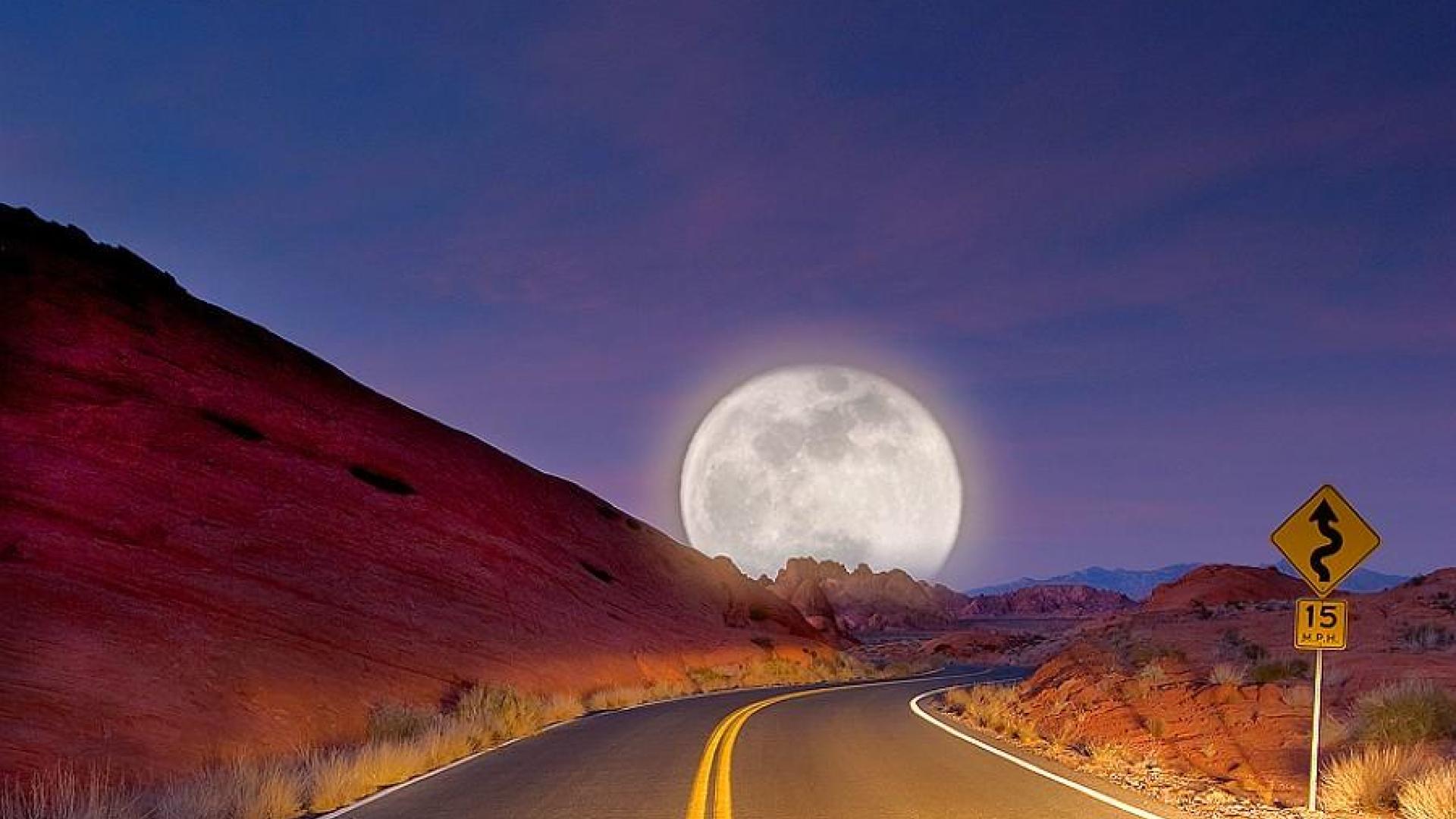 Долгая дорога и луна. Дорога к Луне. Лунная дорога. Дорога Луна горы. Луна освещает дорогу.
