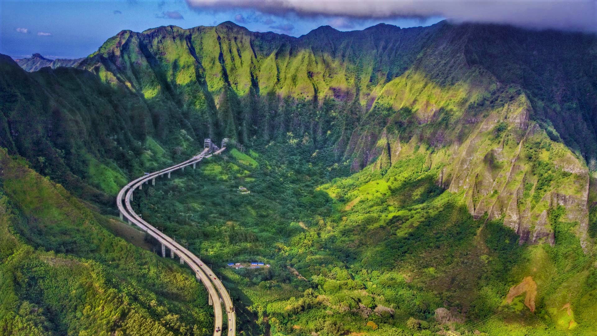 Scenic Man Made Road Through Hawaii S Lush Green Mountains   152300 