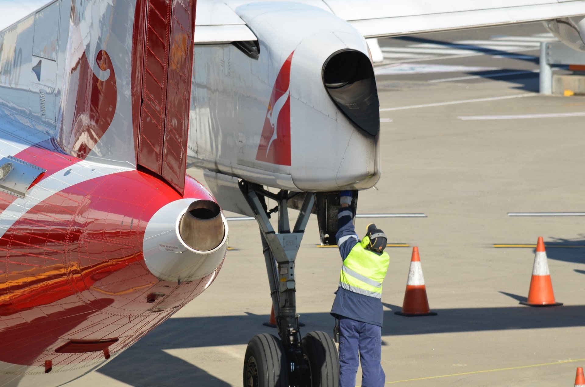  Getting ready to leave Sydney Airport - VH-QOY Bombardier Dash 8 - Q402