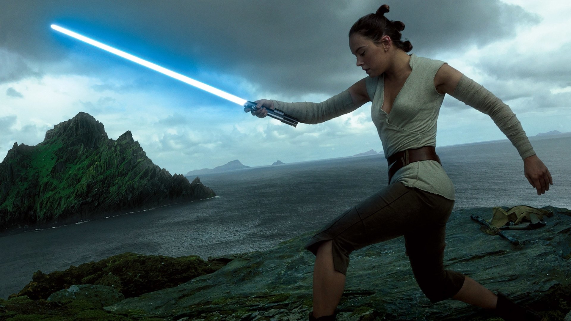 Download Lightsaber Daisy Ridley Rey (Star Wars) Star Wars Movie Star ...