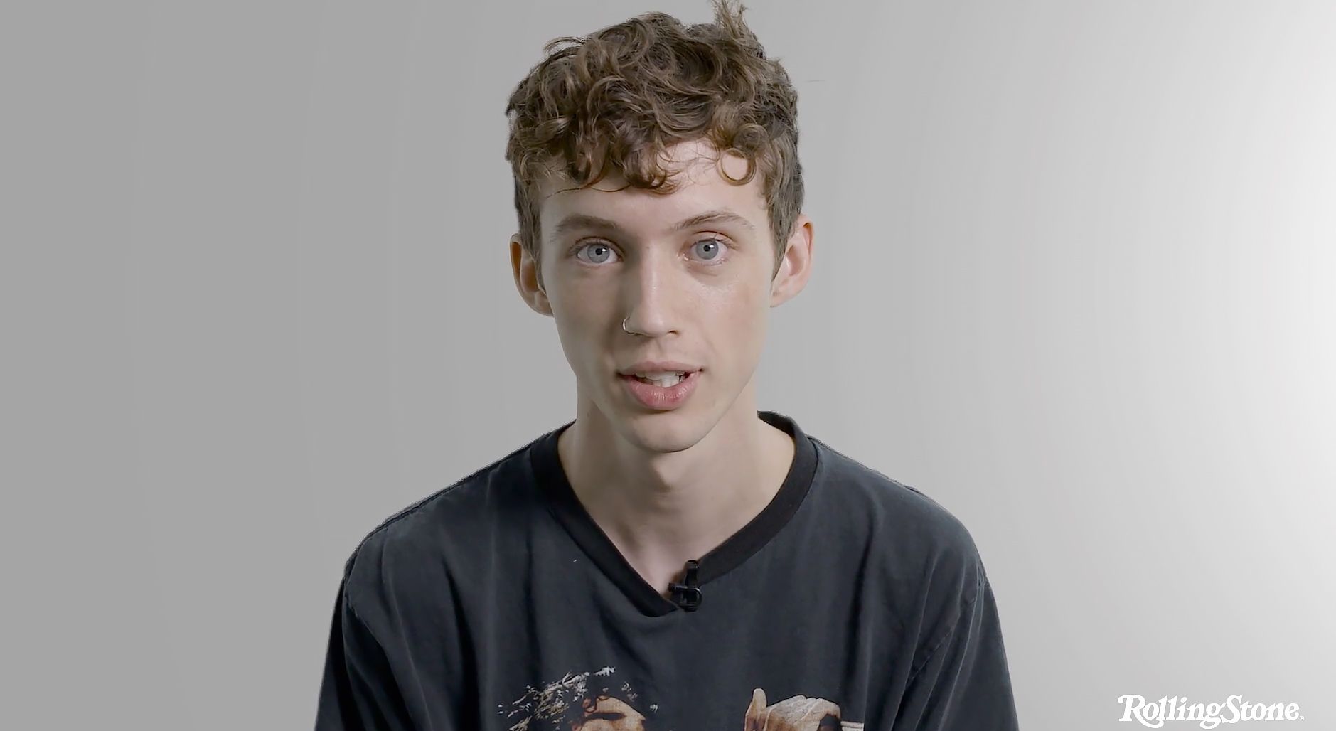 Rush troye sivan перевод. Олли Александр и Трой Сиван. Olly Alexander and Troye Sivan. Troye Sivan House. Troye Sivan better Now.