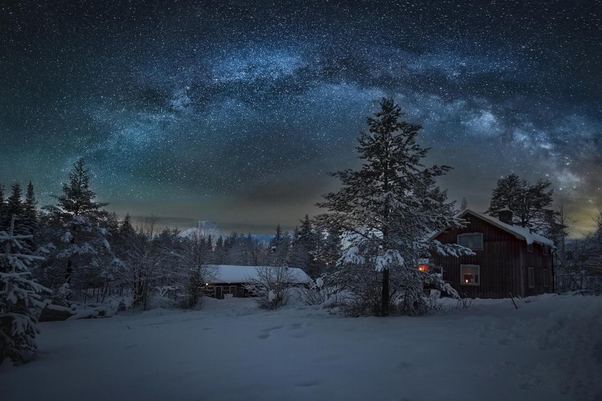 Картинки снега ночь. Зимняя ночь в деревне. Снежная ночь. Зимний вечер в деревне. Зимний ночной пейзаж.