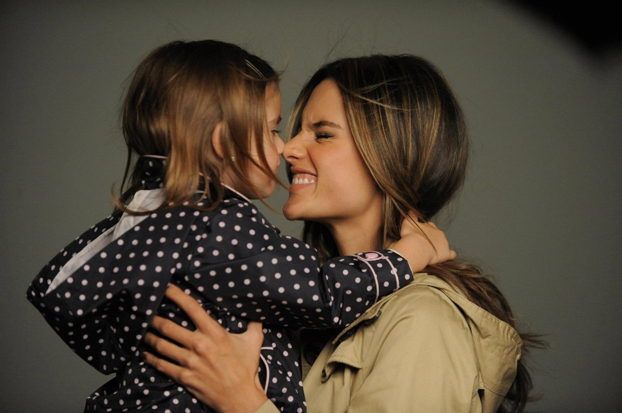 Номер мамы и дочки. Дочь Алессандры Амбросио. Алессандра Амбросио поцелуй дочери. Алессандра Амбросио целует дочь. Мама и дочь.