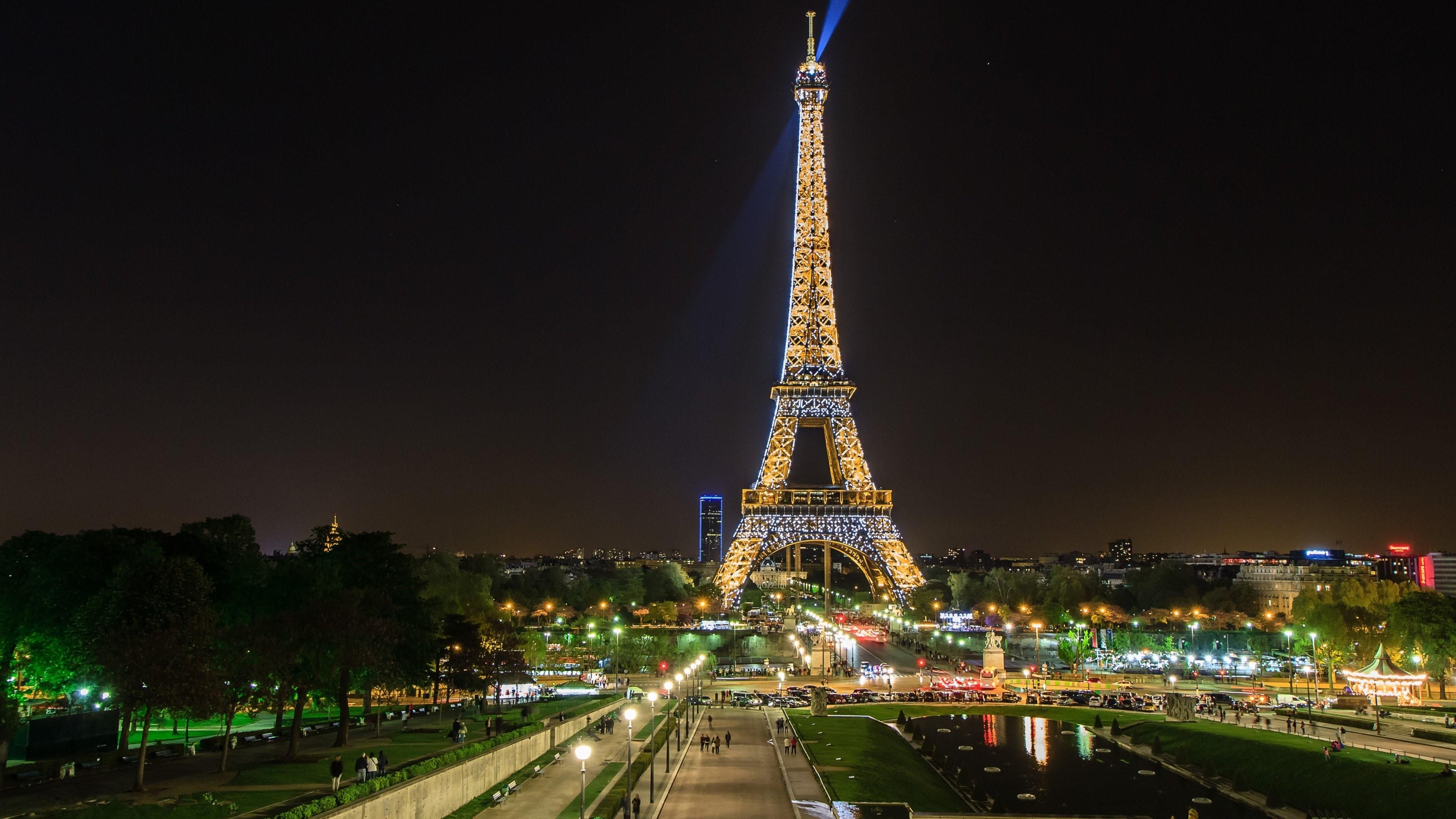 Eiffel Tower Lit Up At Night Image Abyss 