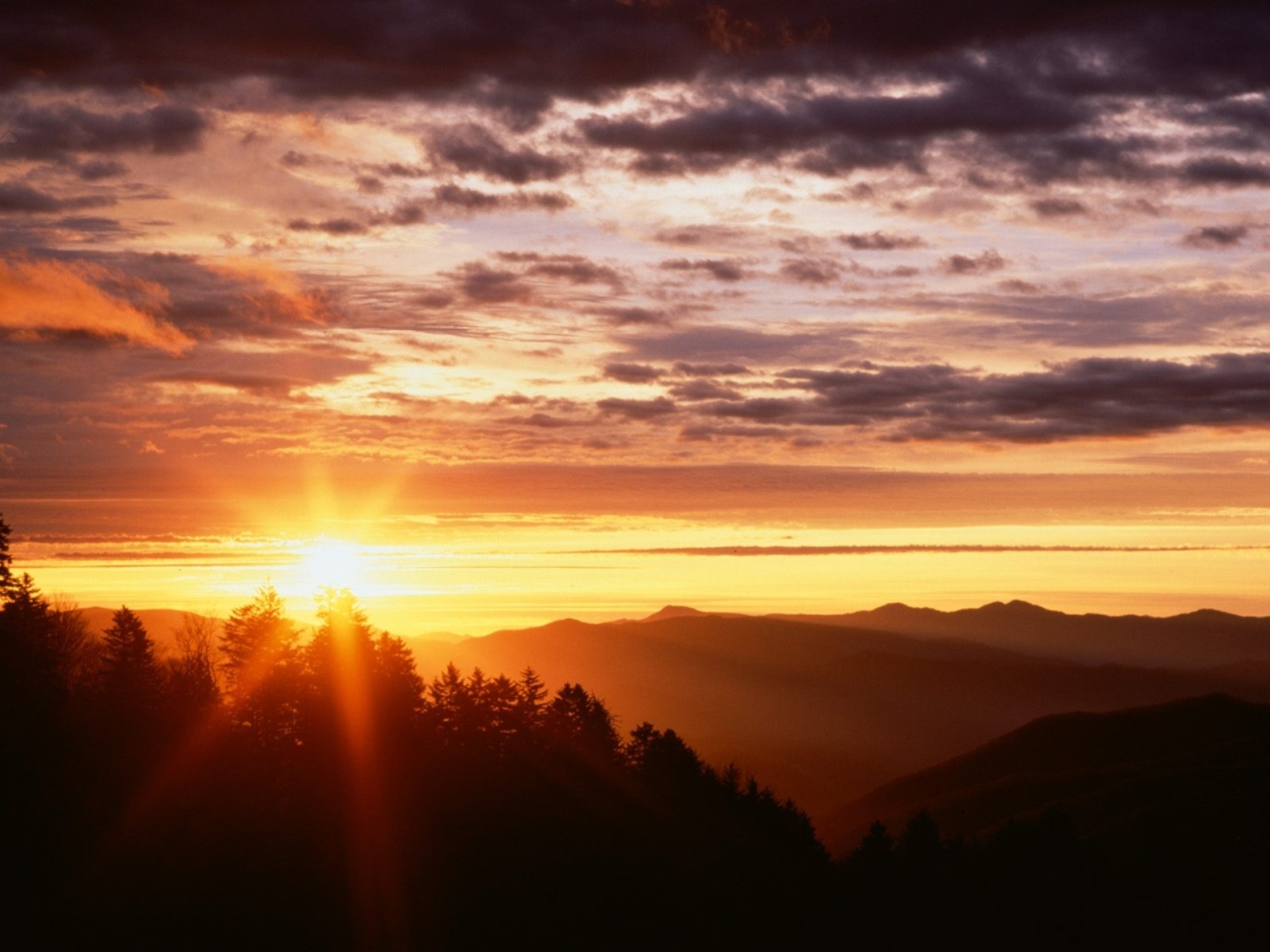 Косые лучи солнца склоняющегося к закату. Грейт Смоки Маунтинс. Красивый закат солнца. Горы солнце. Закат в горах.