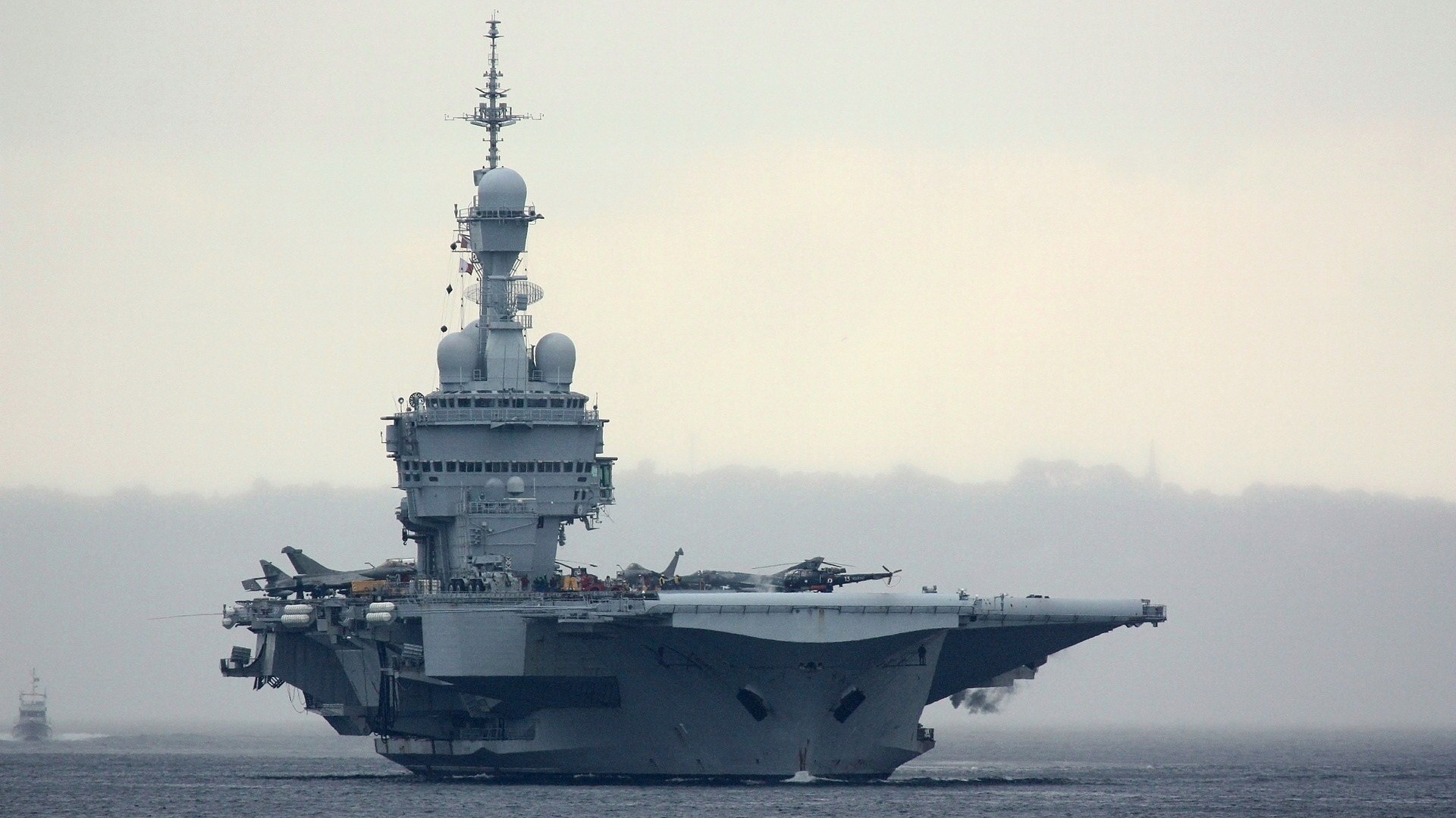 French aircraft carrier Charles de Gaulle (R91) Picture