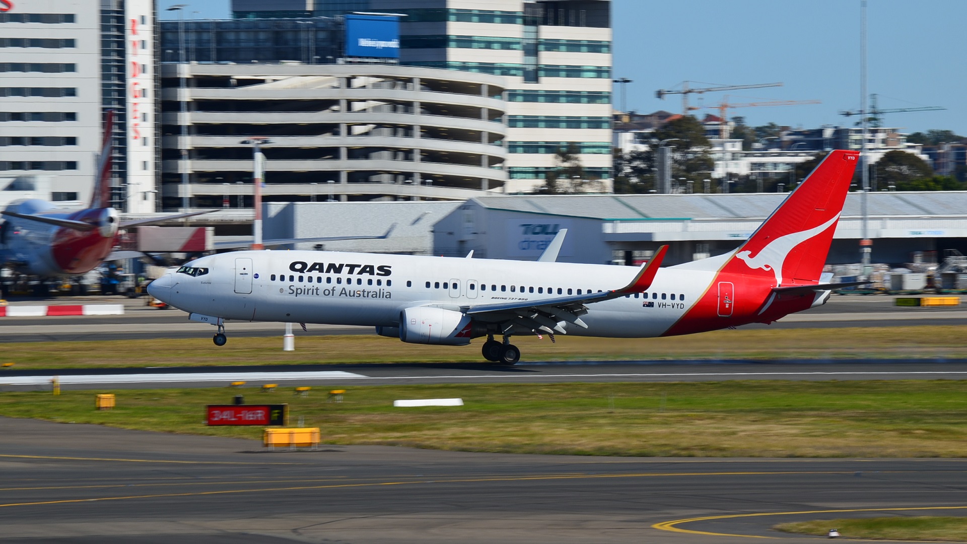 VH-VYD Boeing 737-838 Qantas Airways Sydney Airport by lonewolf6738