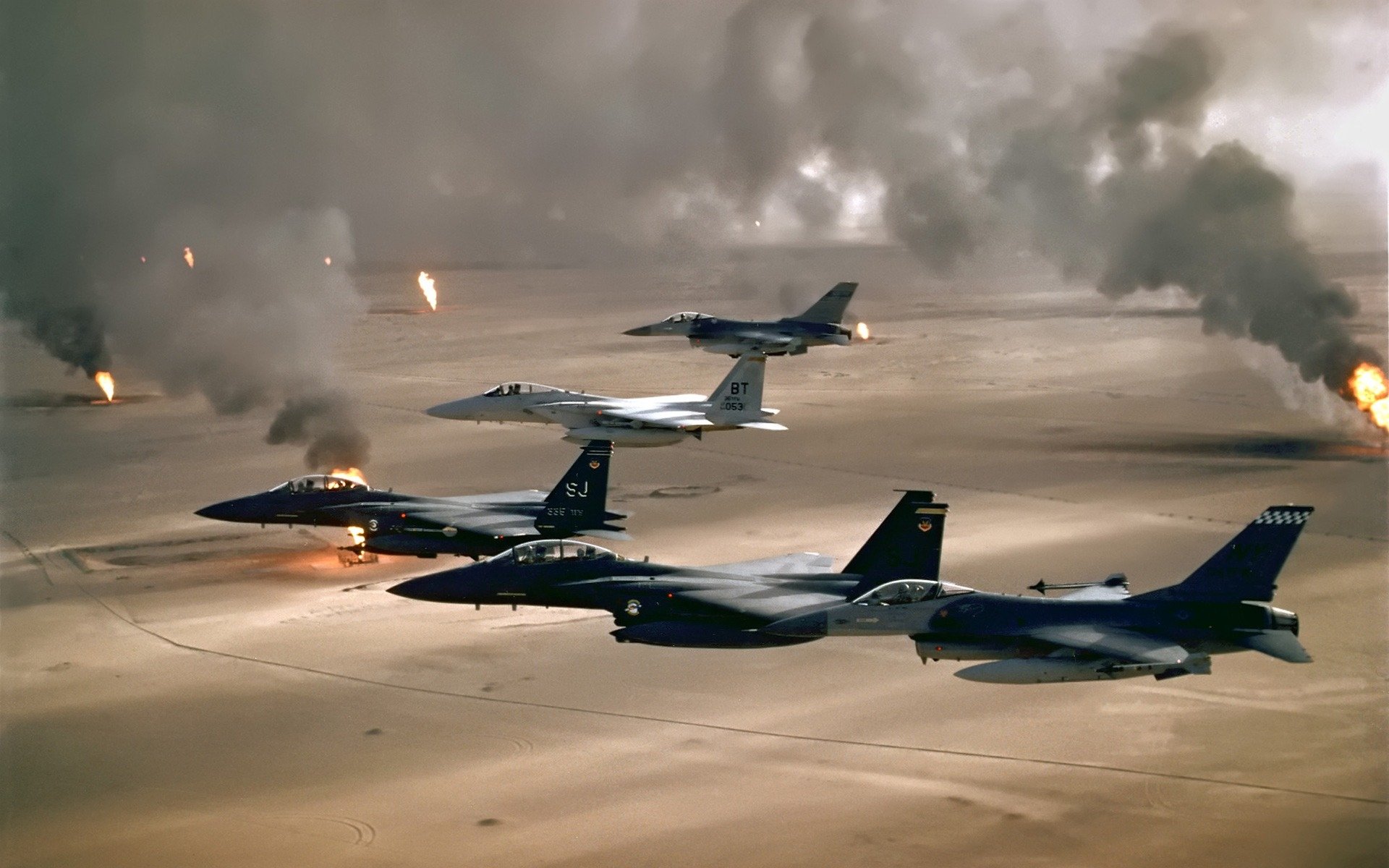 military General Dynamics F-16 Fighting Falcon Image
