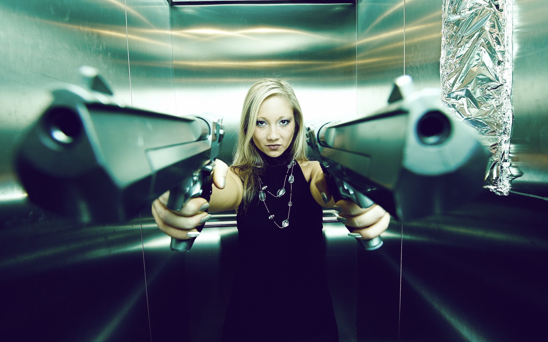 woman Girls & Guns Image