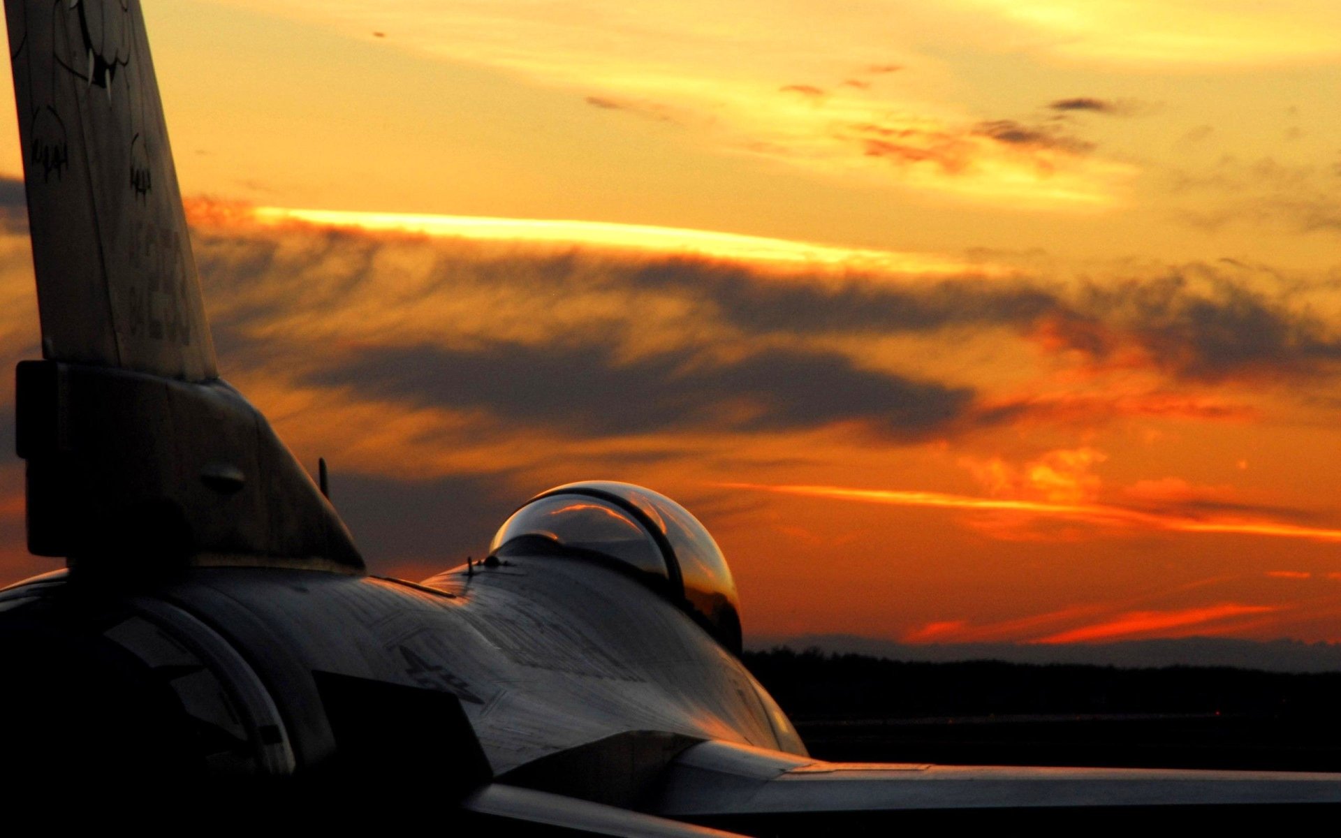 military General Dynamics F-16 Fighting Falcon Image