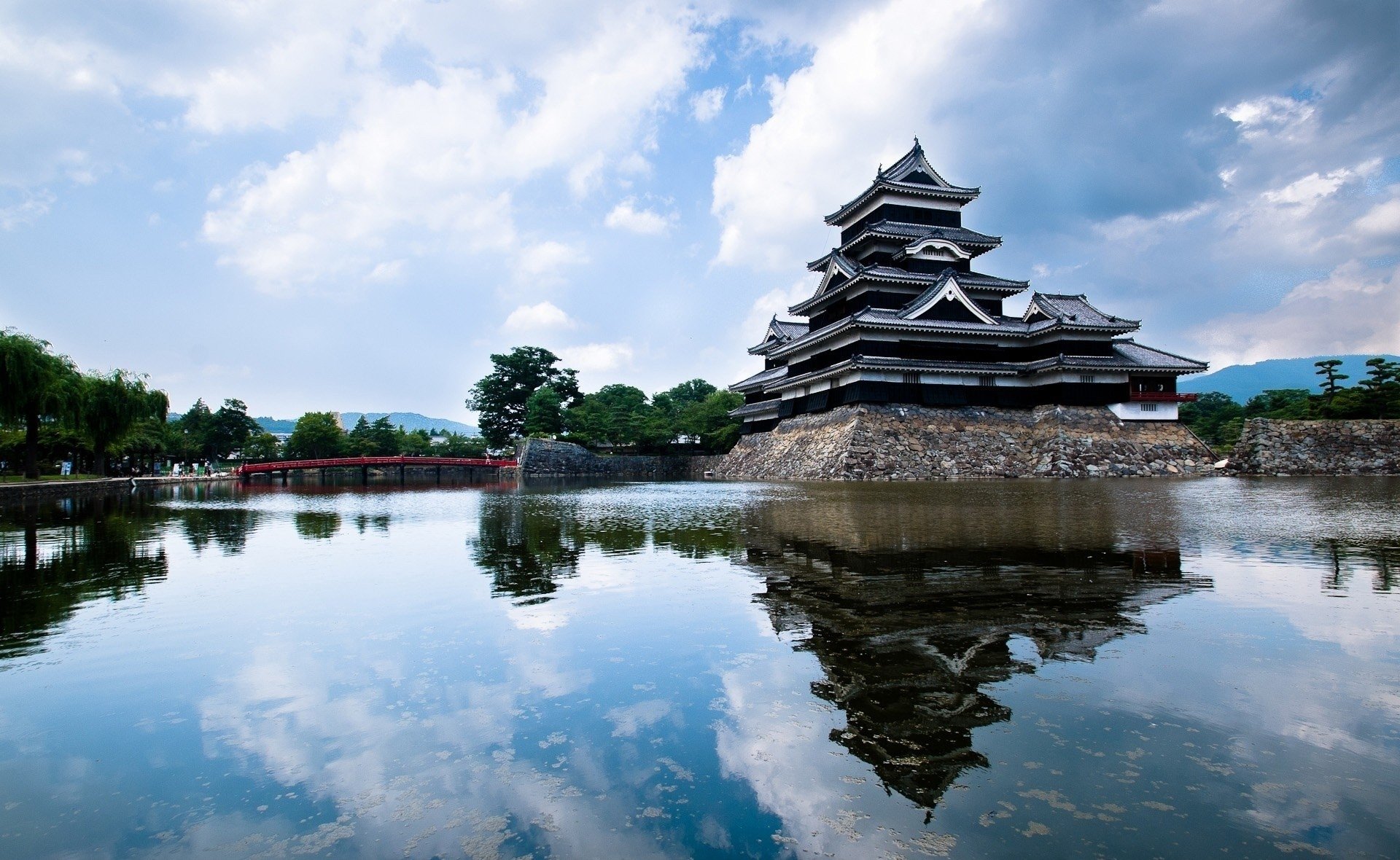  Matsumoto Castle (The Crow Castle)