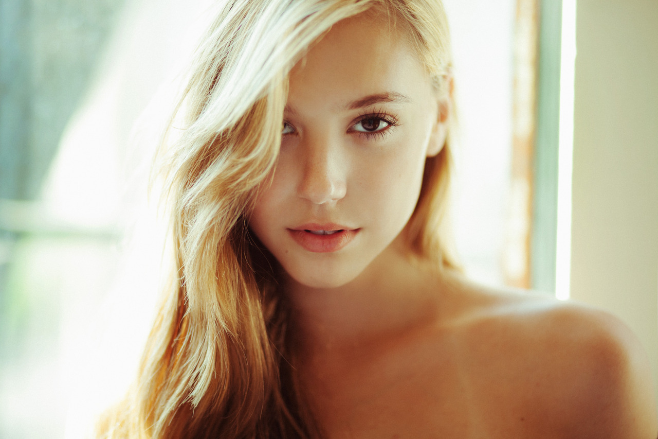 Alexis Ren Picture
