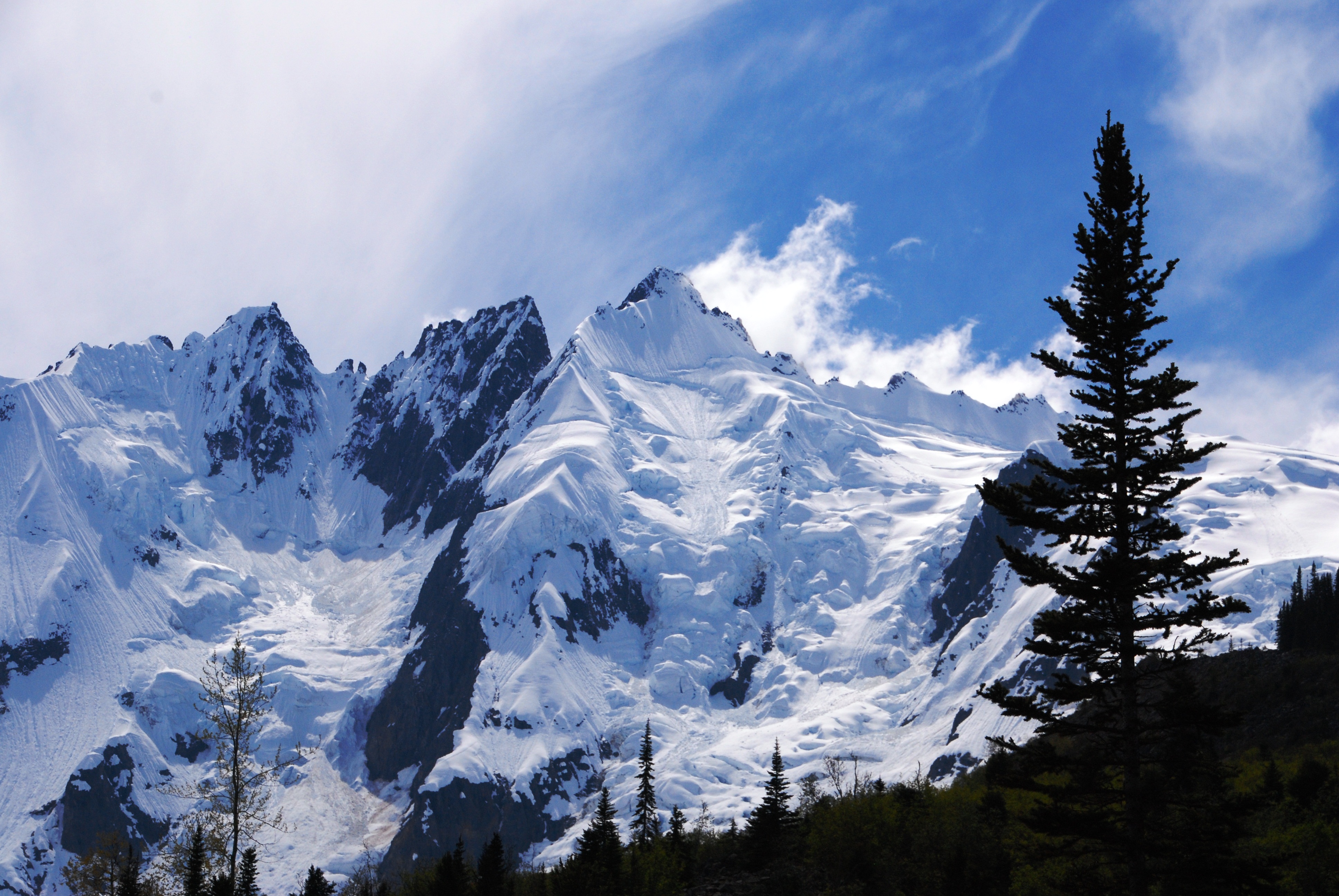 The alps are high. Гора Белуха. Горный Алтай снежные горы. Белуха гора вершина. Гора Белуха зимой.