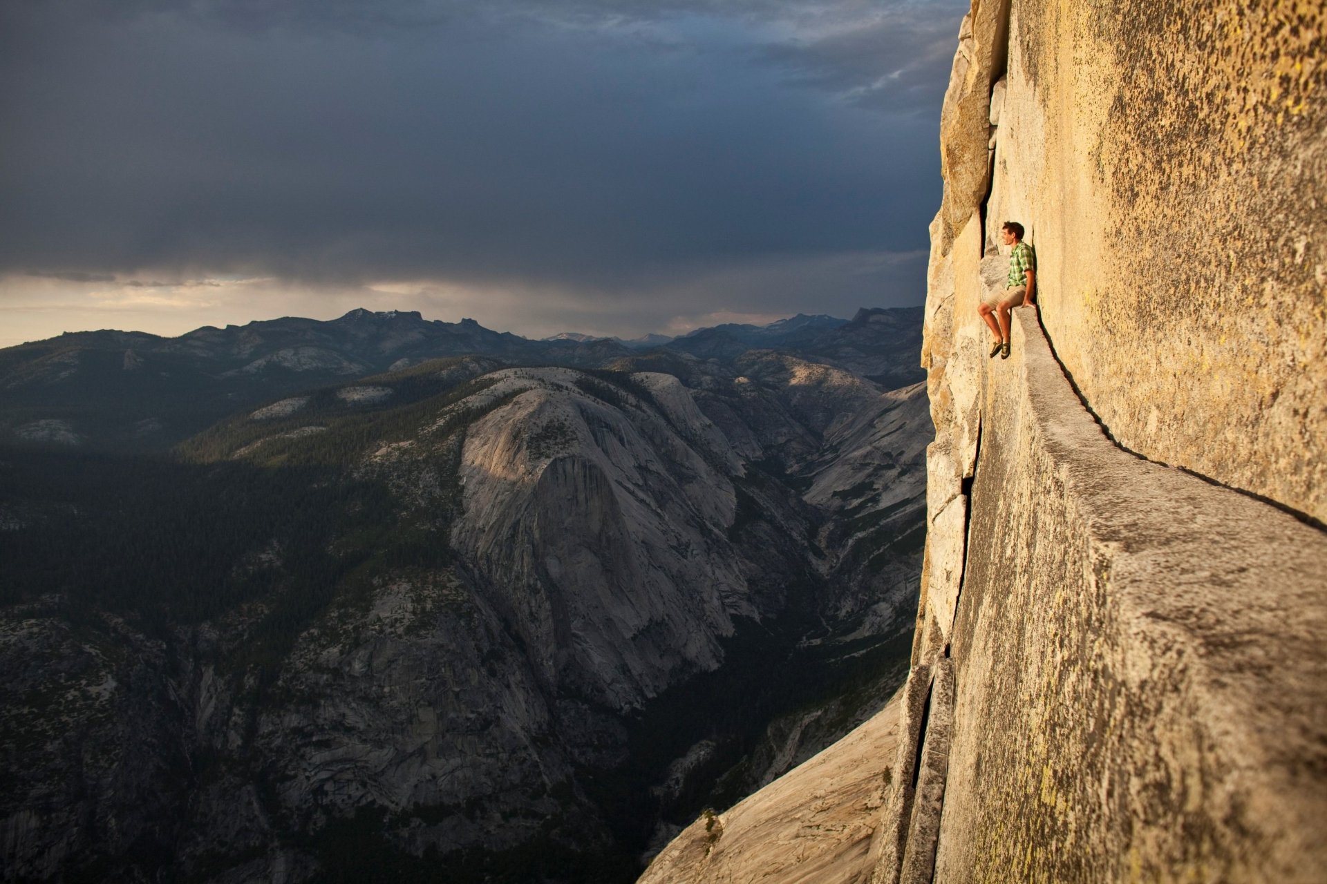  Alex Honnold free-solo climbing half dome in yosemite park