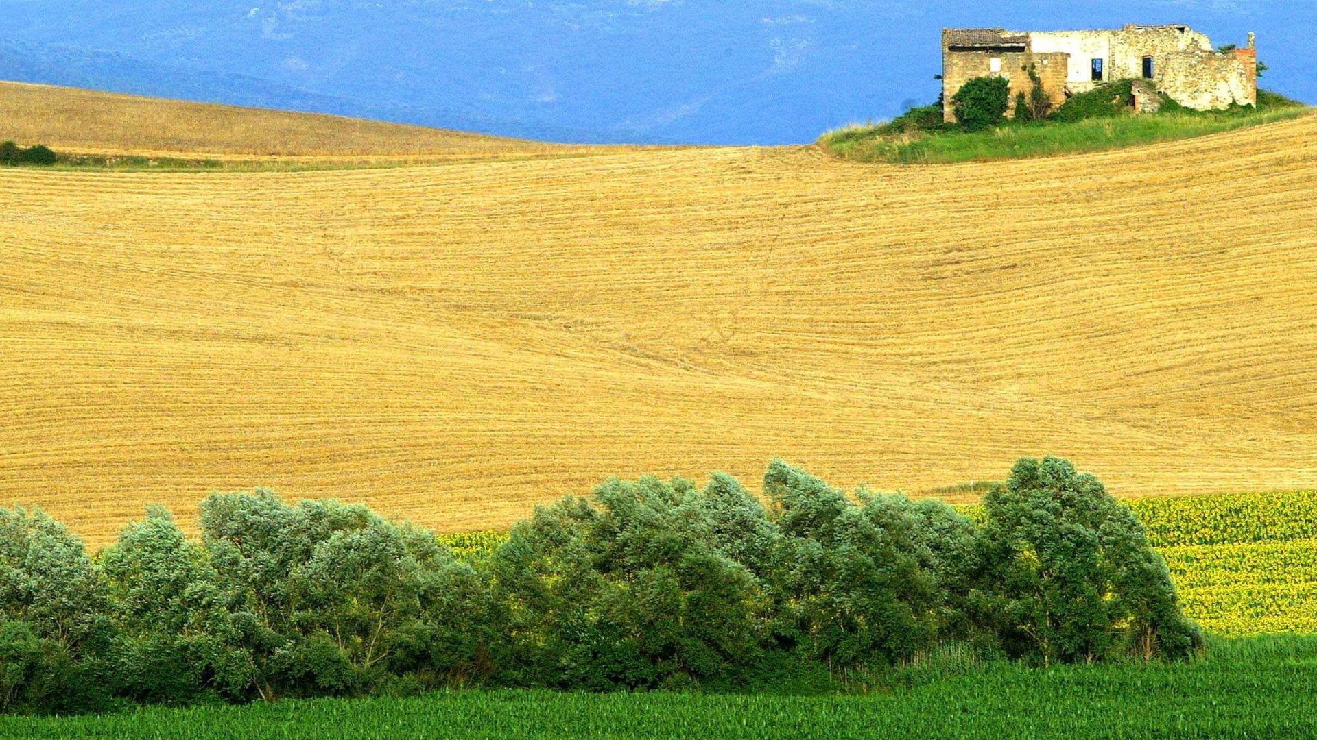  A view of the Italian countryside at Bagno Vignoni near Siena in central Italy t