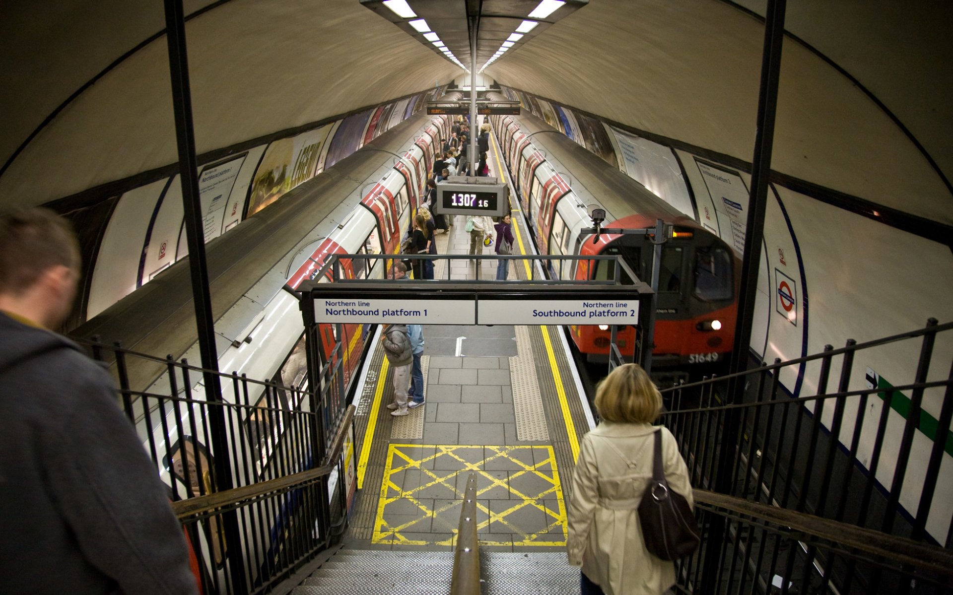  Clapham Common tube station by David Iliff