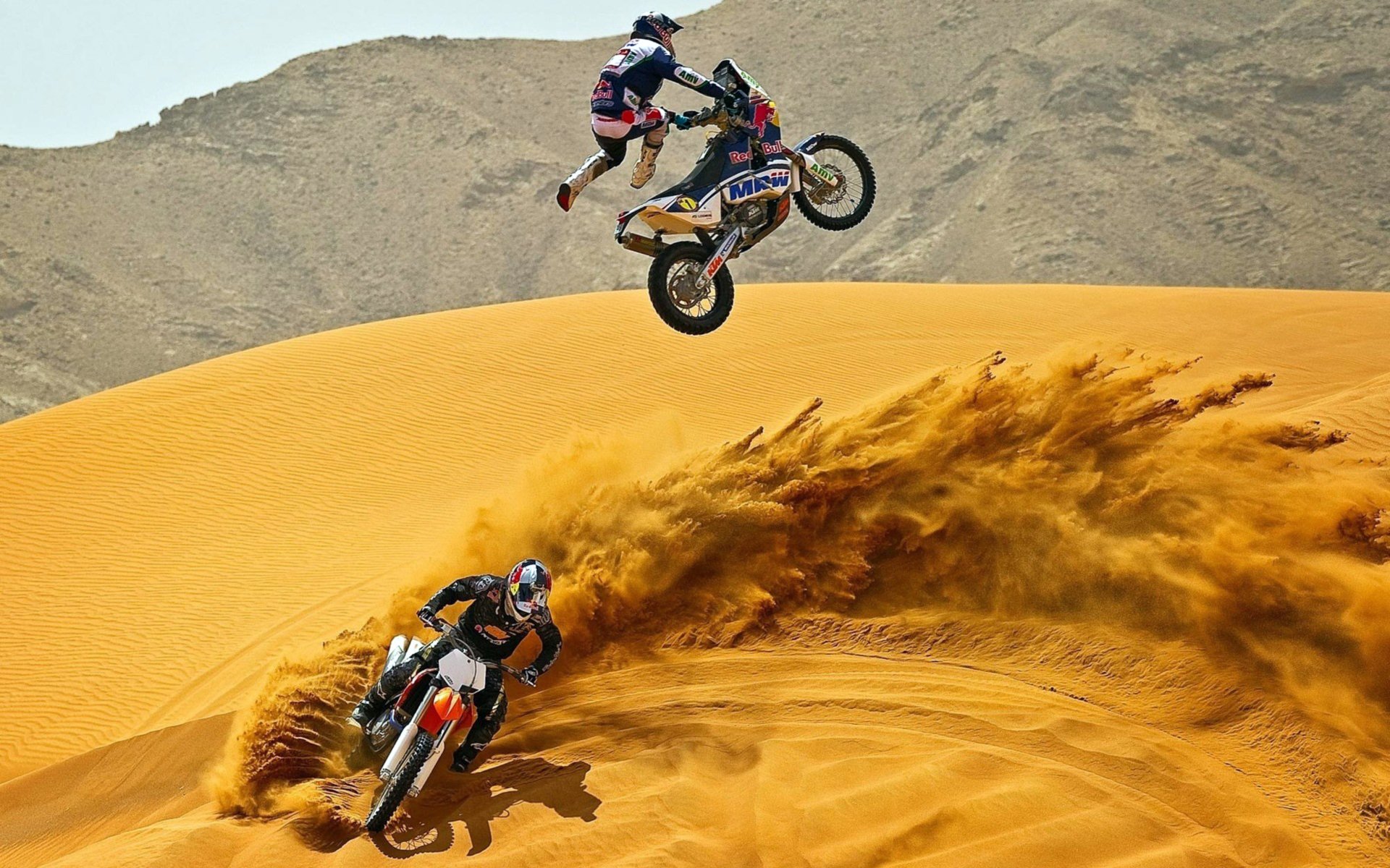 motorcycle-jumping-contest-on-sand-dunes Image - ID: 291949 - Image Abyss