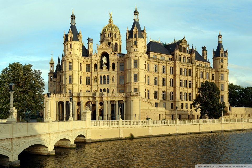 man made Schwerin Palace Image
