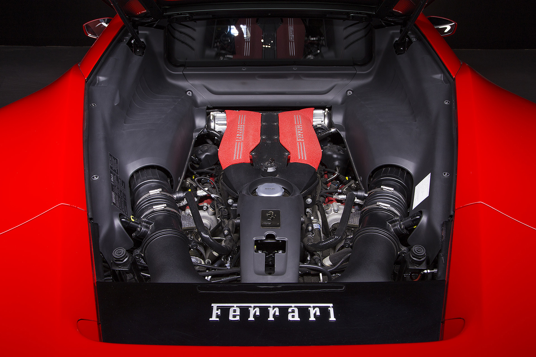 Лучшие двигатели года. Мотор Ferrari 488. Ferrari 488 двигатель. Двигатель Феррари v8. Мотор на Феррари 488.