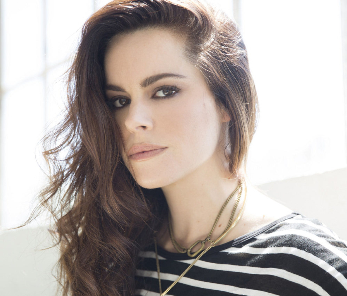 Emily Hampshire Picture.