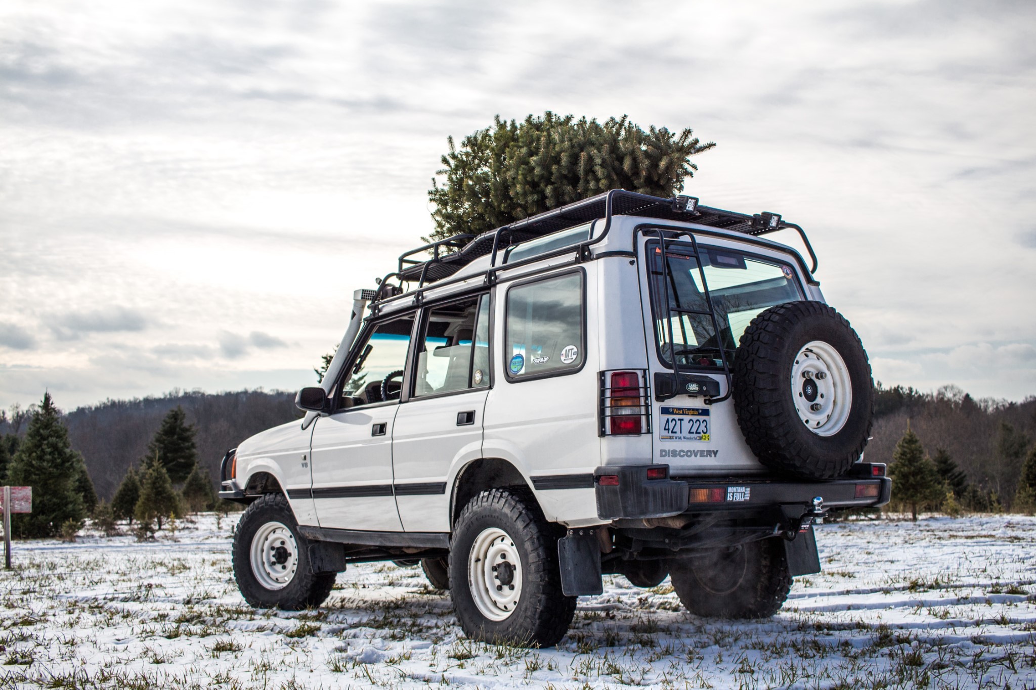 1996 Land Rover Discovery in the Snow