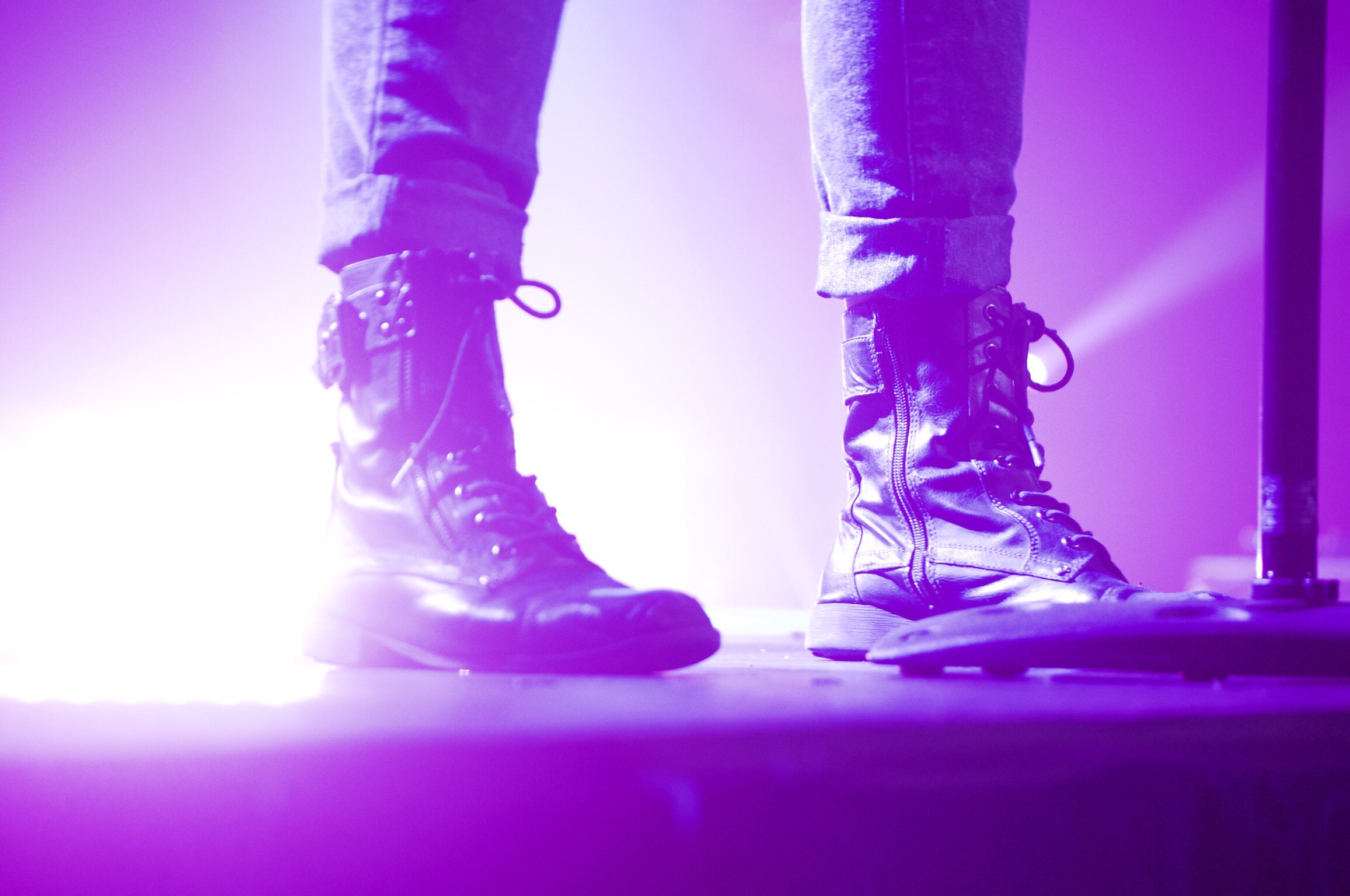 Foot night. Темно фиолетовые ботинки. Фиолетовые ботинки. Фиолетовые ботинки на ноге. Парень в фиолетовых ботинках.