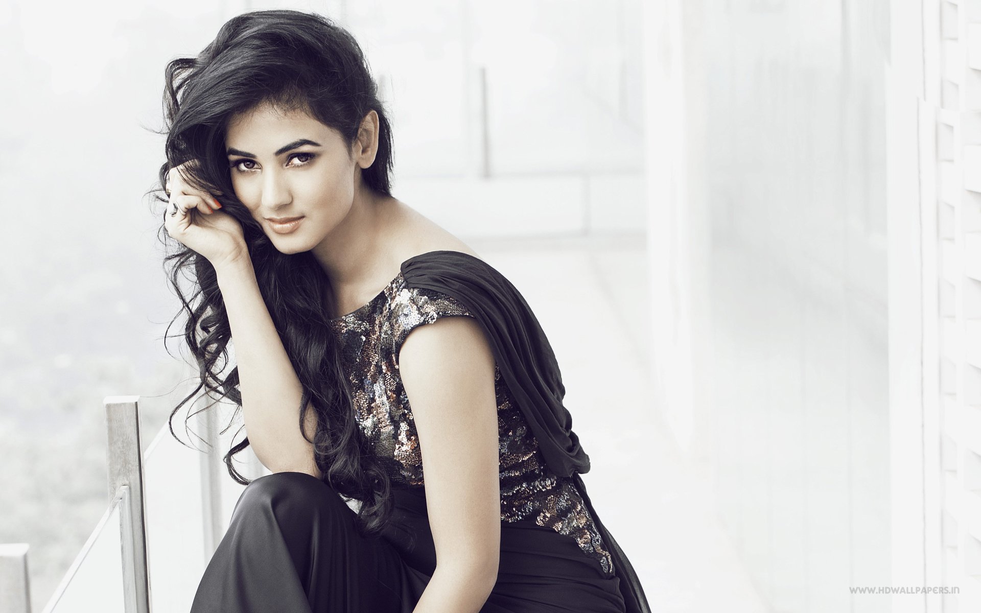 Celebrity Sonal Chauhan Image