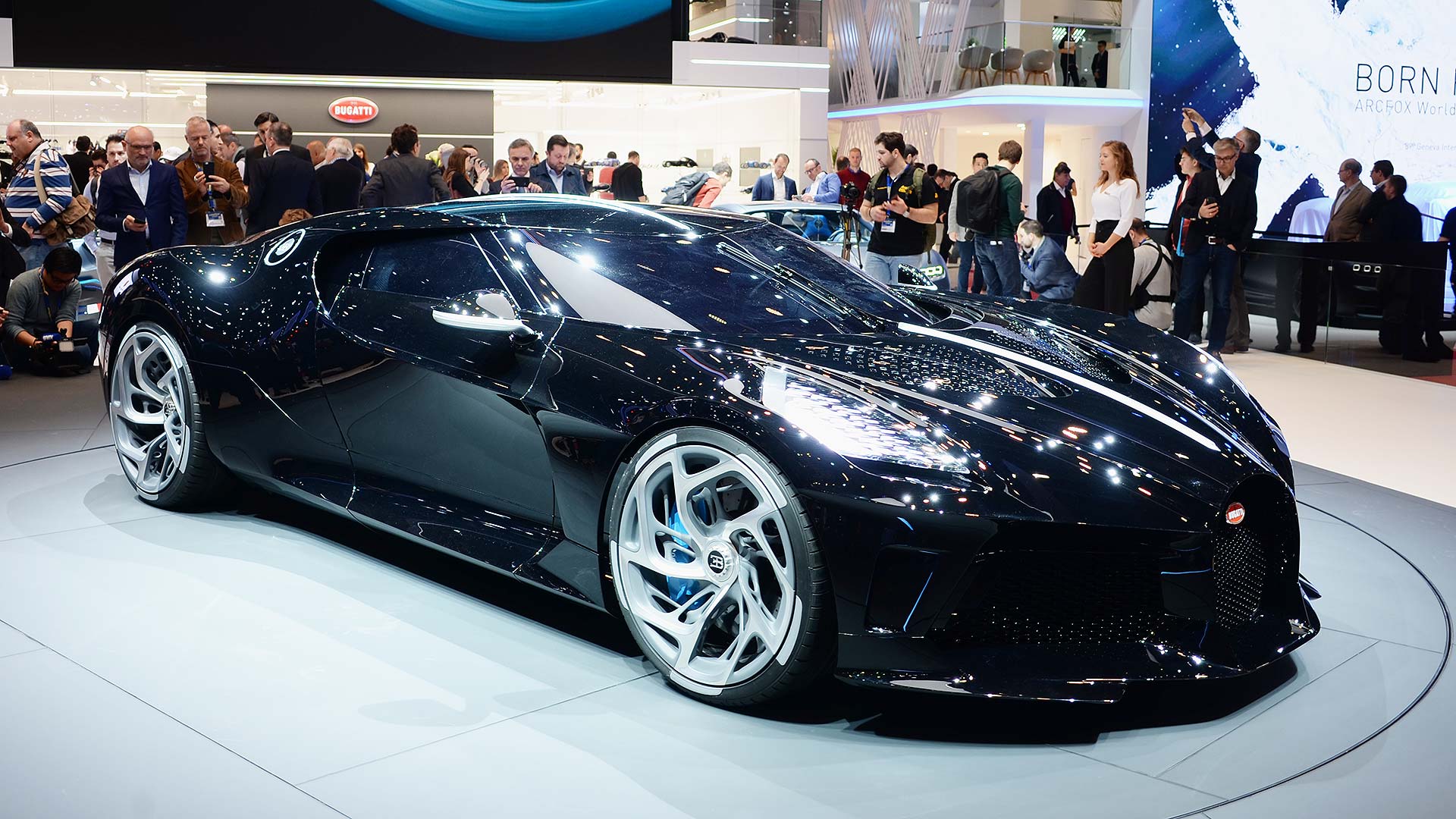 Машина за 1 доллар. Новая Бугатти 2022. Машина Bugatti la voiture noire. Бугатти за 1 миллиард. Bugatti Veyron 2022.