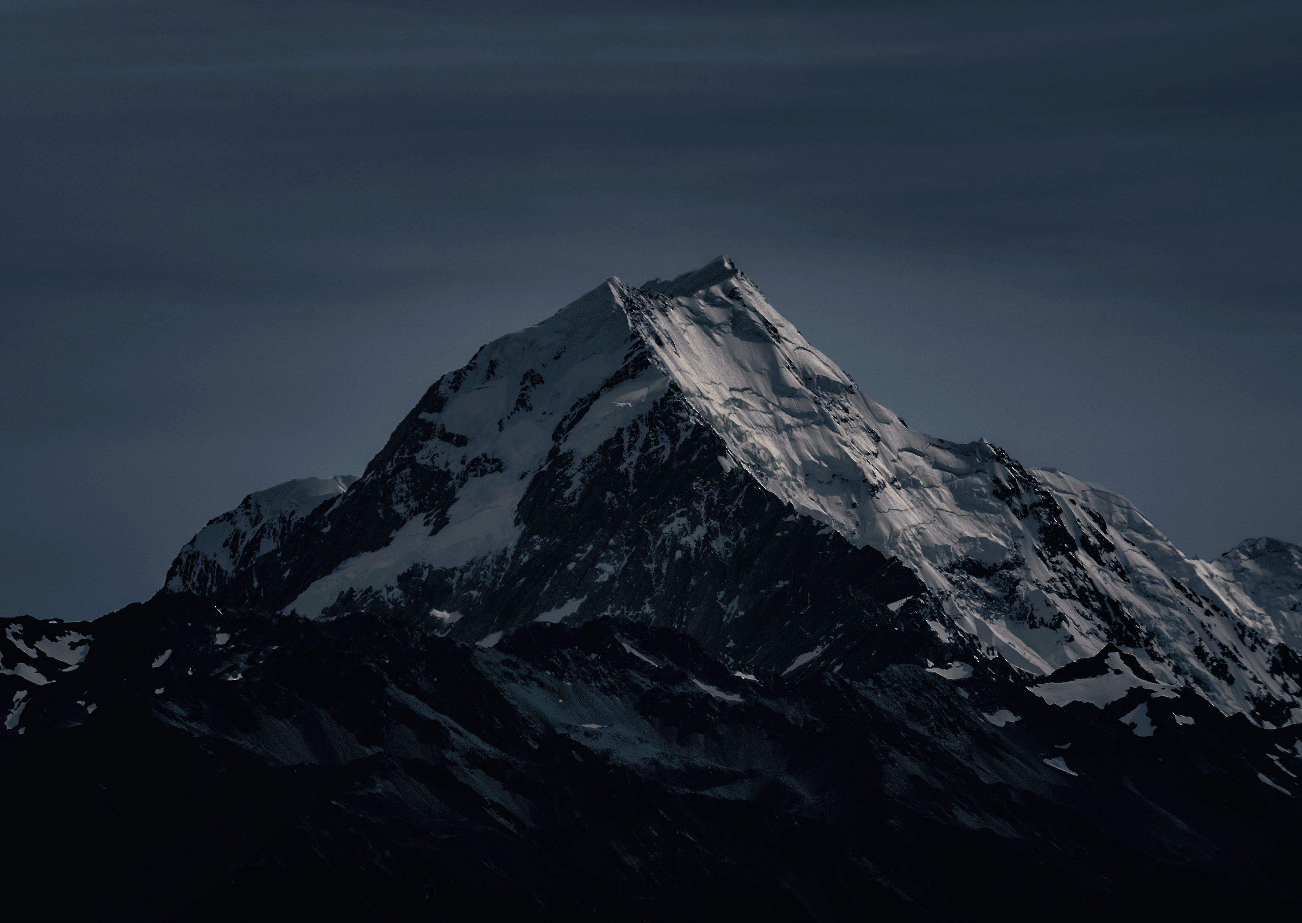 Темно синие вершины гор 1 изрытые. Темные горы. Мрачные горы. Черная гора. Темные снежные горы.
