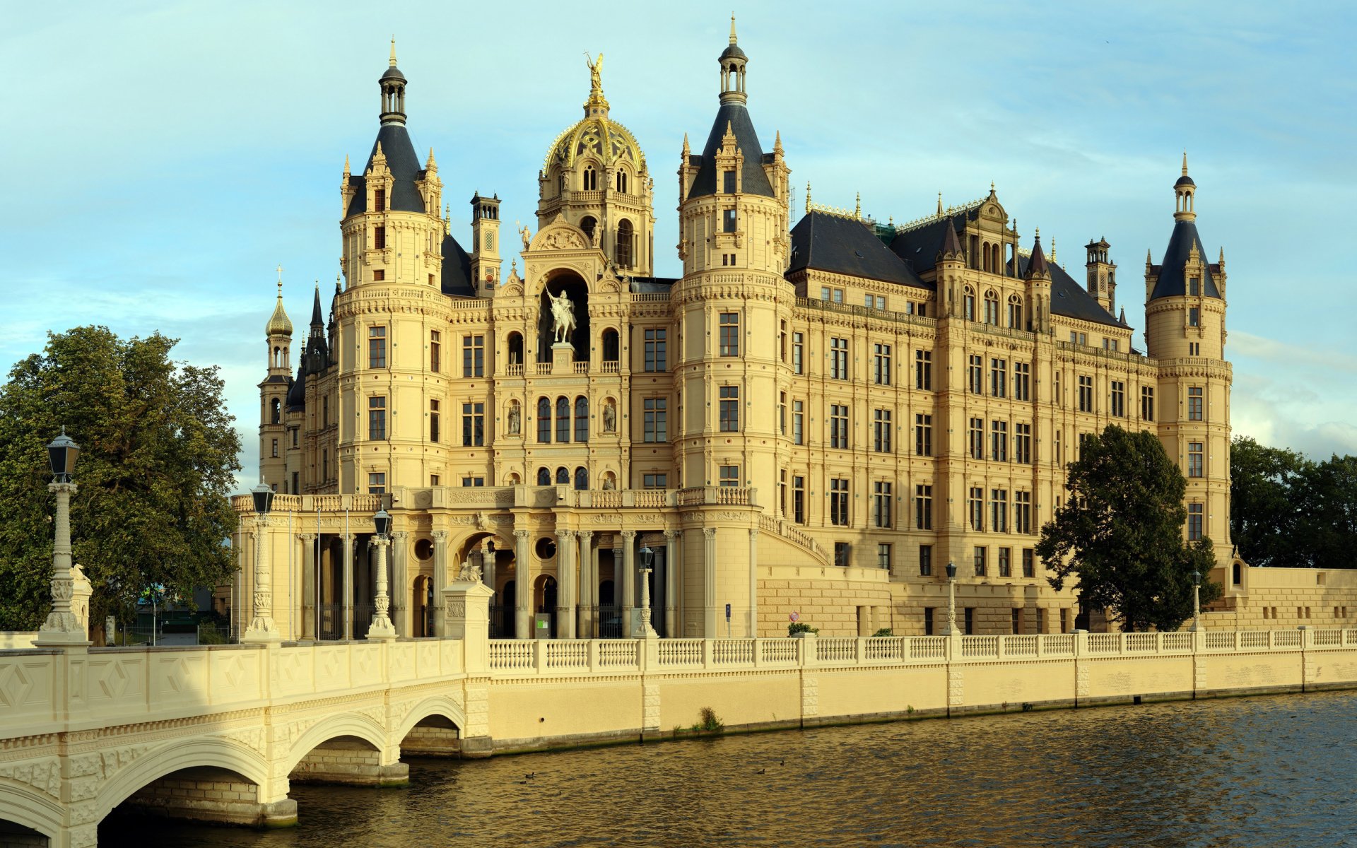 man made Schwerin Palace Image