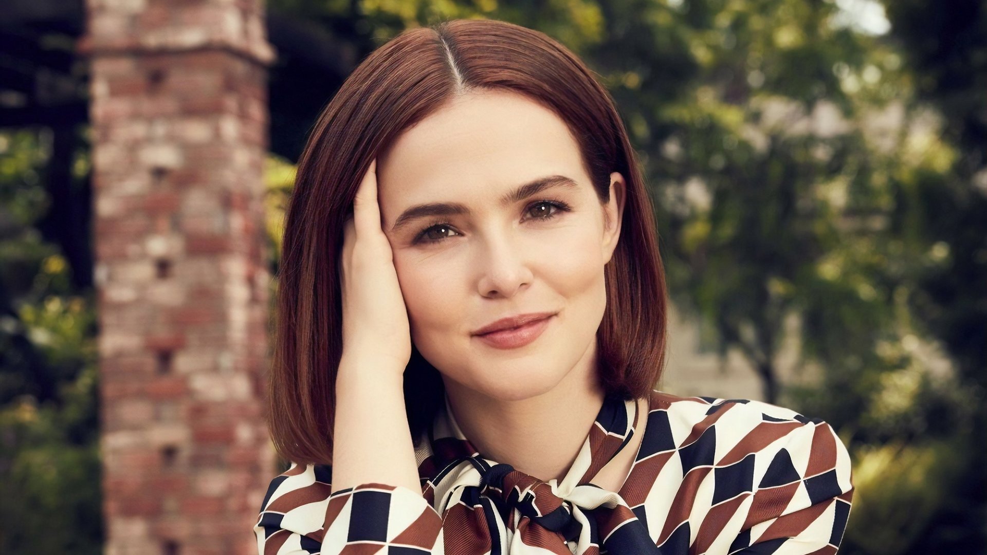 redhead face actress American Celebrity Zoey Deutch Image