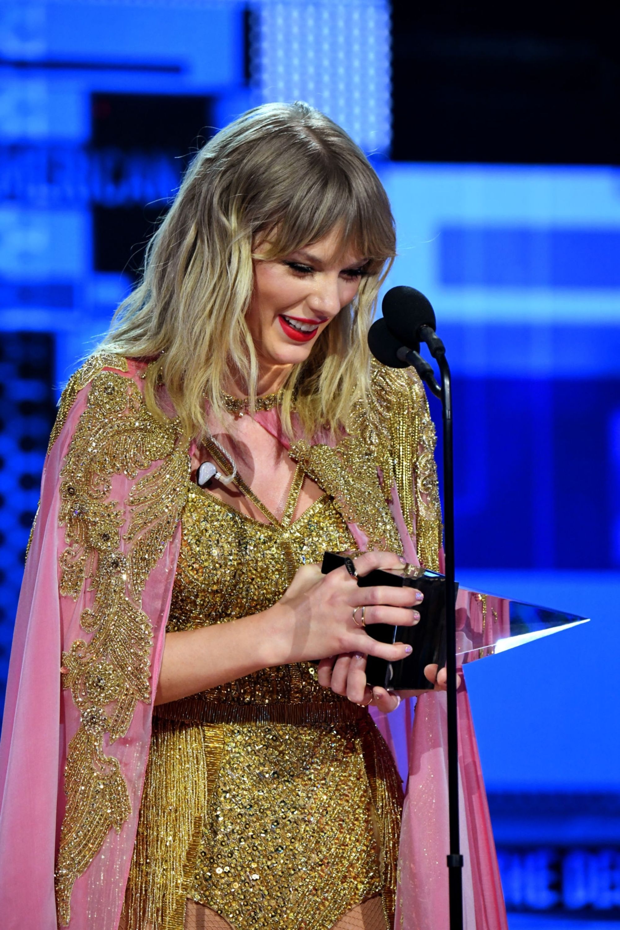 Taylor swift at AMA 2019 - Image Abyss