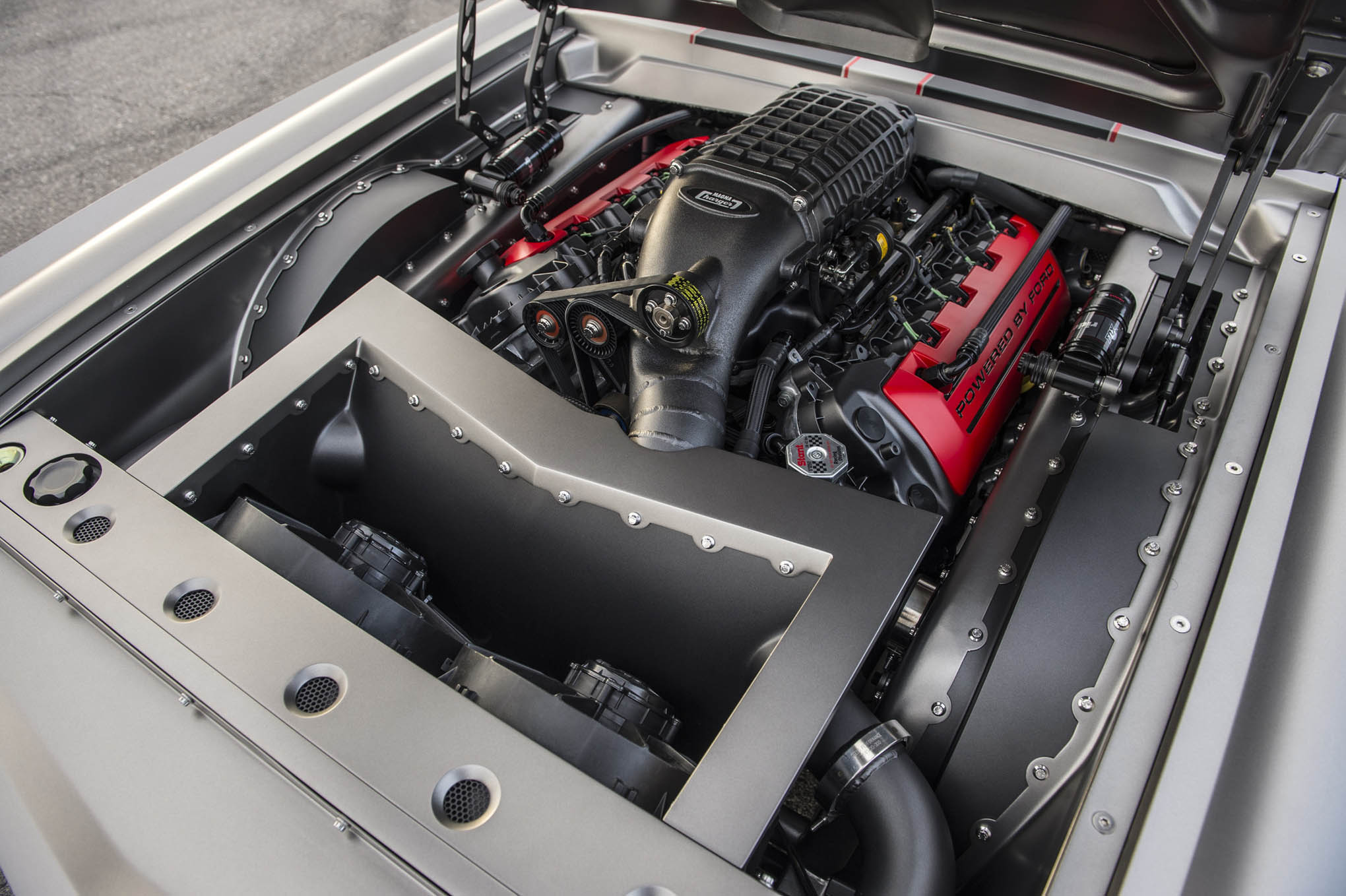 Temp v8. Форд Мустанг двигатель v8. Ford Mustang 1965 трансмиссия. Моторный отсек Форд Мустанг.