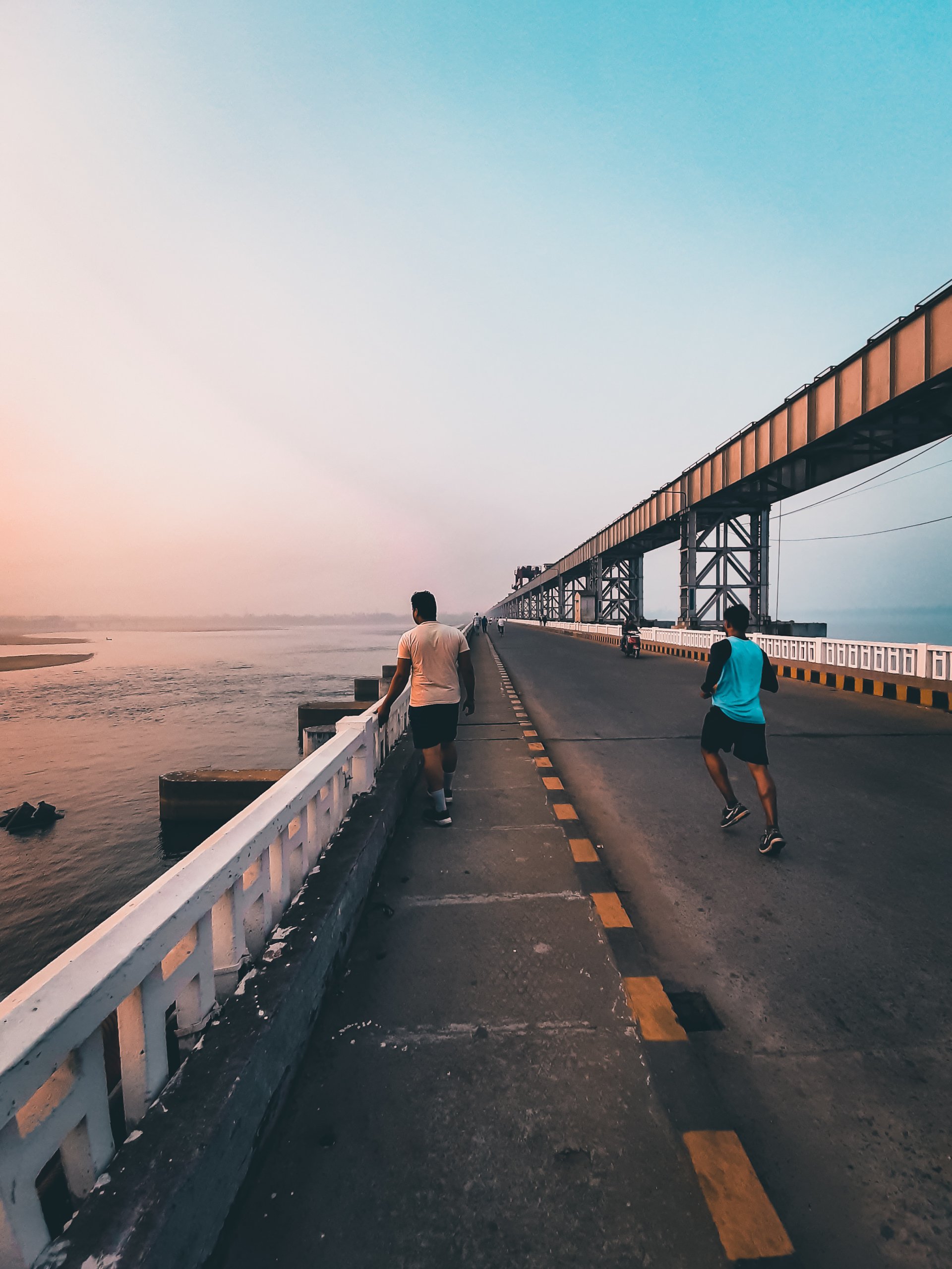  Peoples are jogging over the bridge