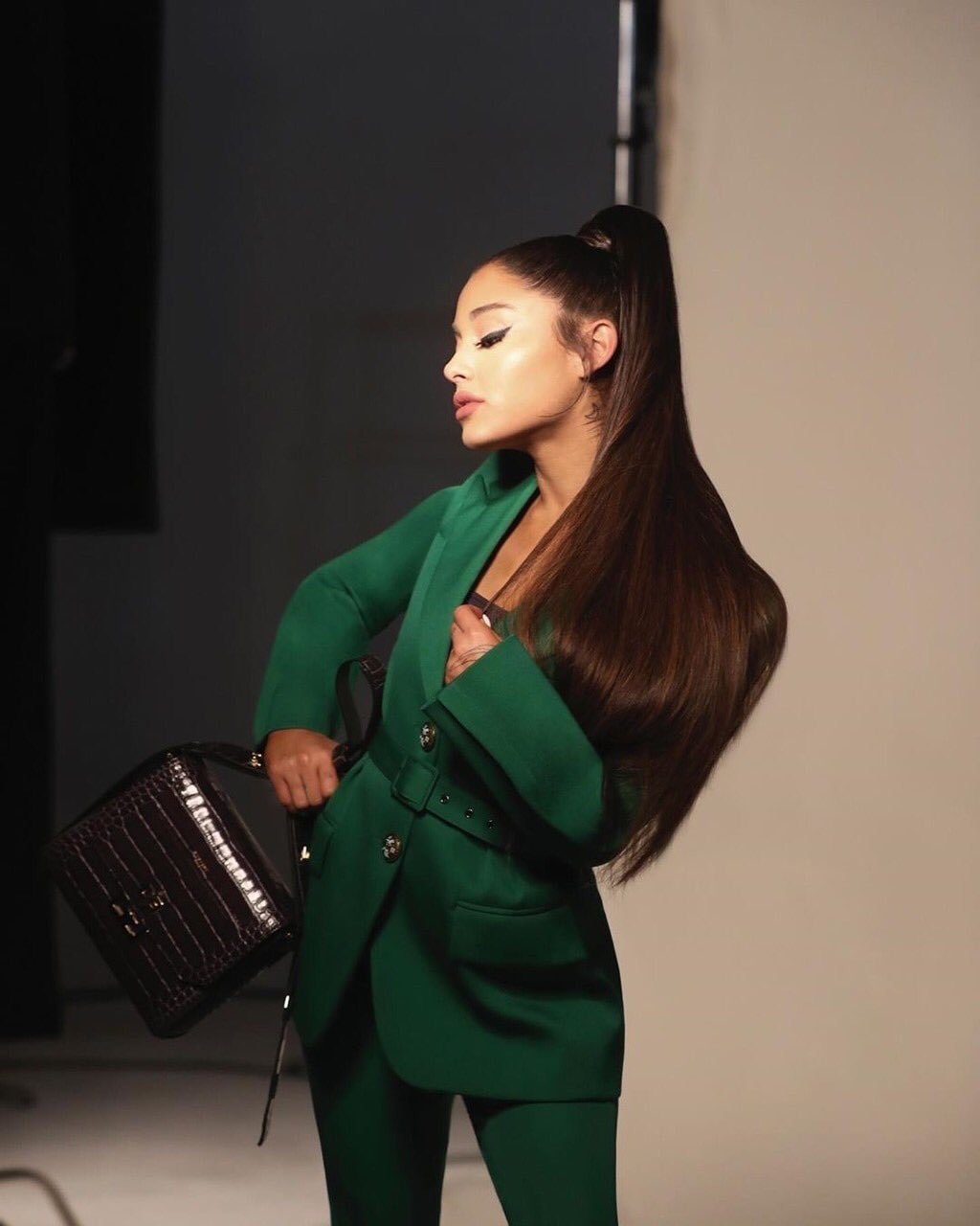 Ariana Grande Green Queen Image Id 338512 Image Abyss