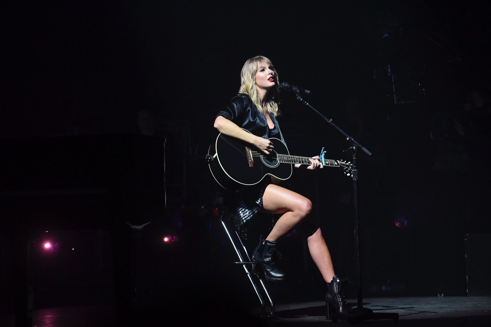 Download Blonde Concert American Music Taylor Swift Image