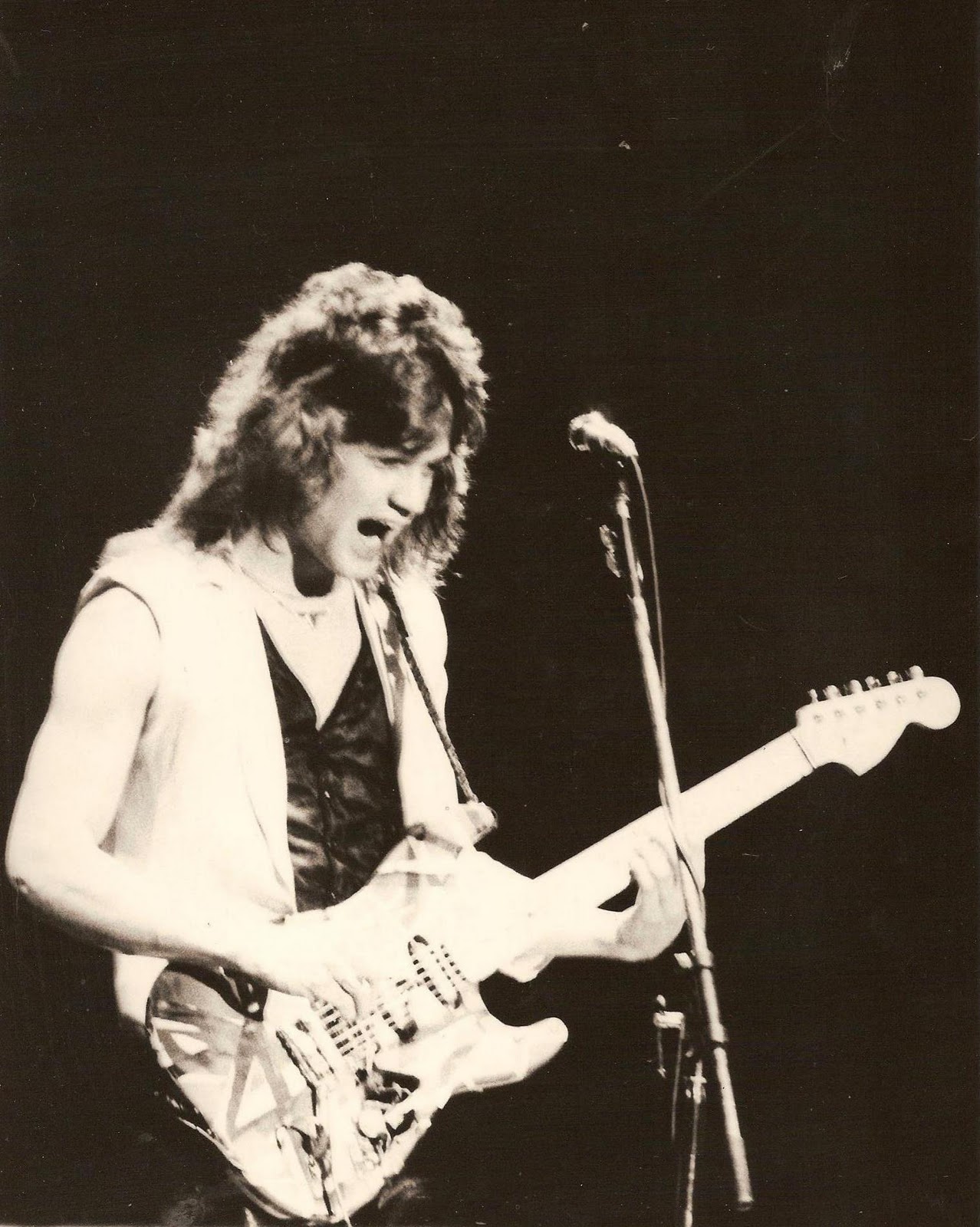Ван янг. Eddie van Halen on Stage. Van Halen – 1984. Эдди Ван Хелен с гитарой.