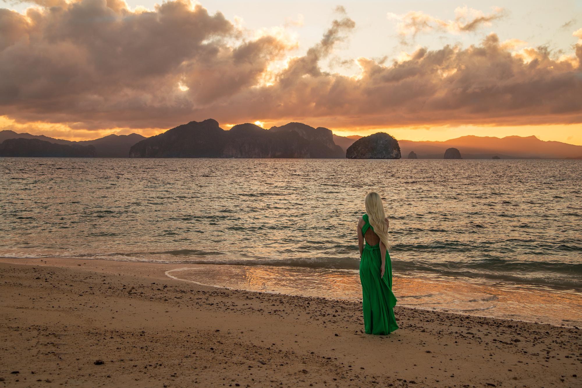 Увлекайтесь моментами. Мусульманка на берегу моря. Девушка-море. Девушка в зеленом платье у моря. Девушка на берегу.