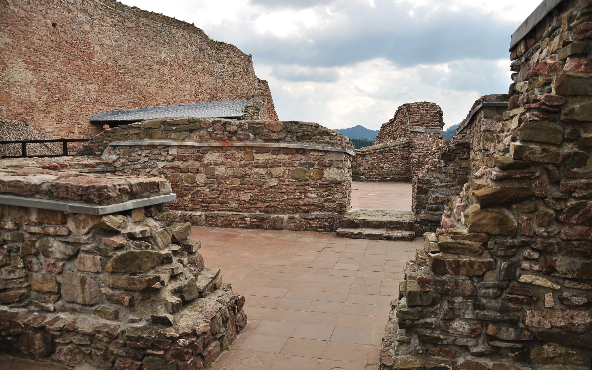 man made Czorsztyn Castle Image