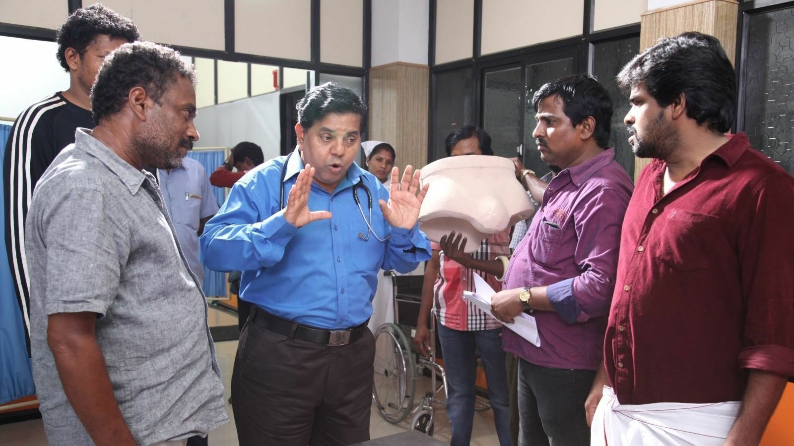 movie Naalu Peru Naalu Vithama Pesuvanga Image
