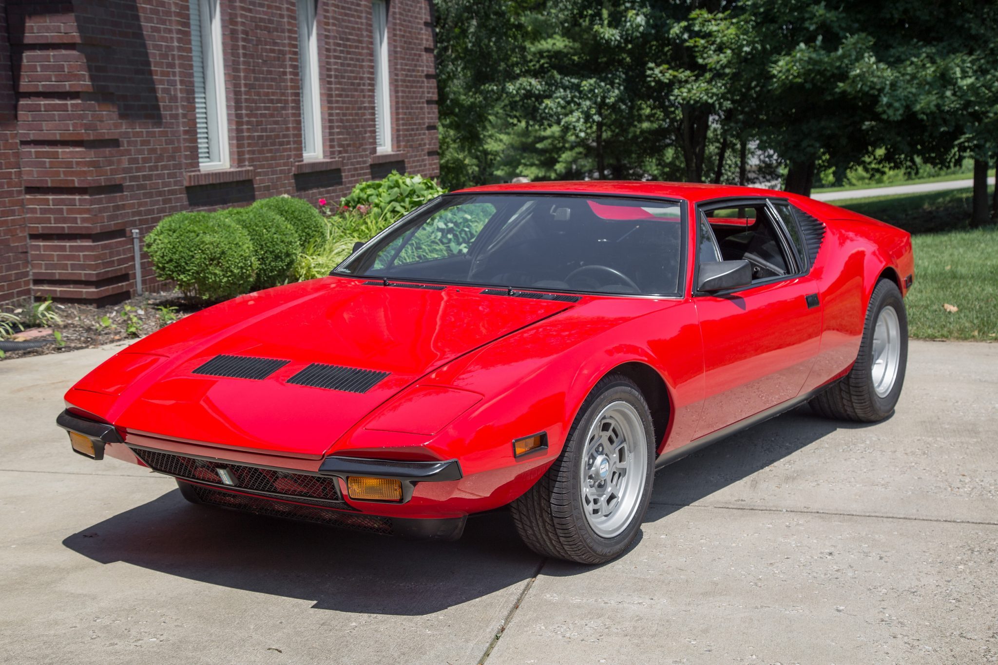 Римейк а 102 de Tomaso Pantera