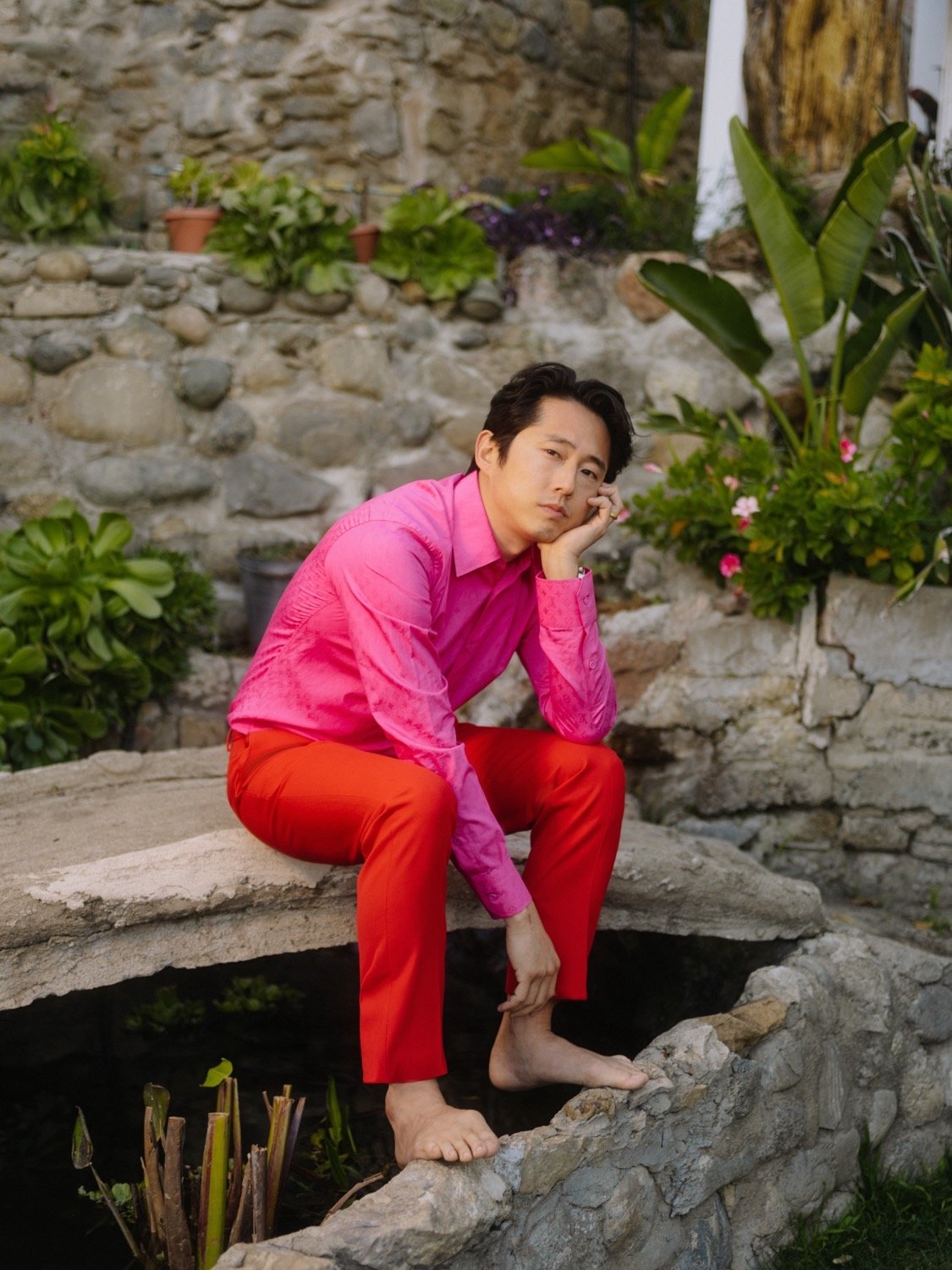 barefoot actor asian Celebrity Steven Yeun Image