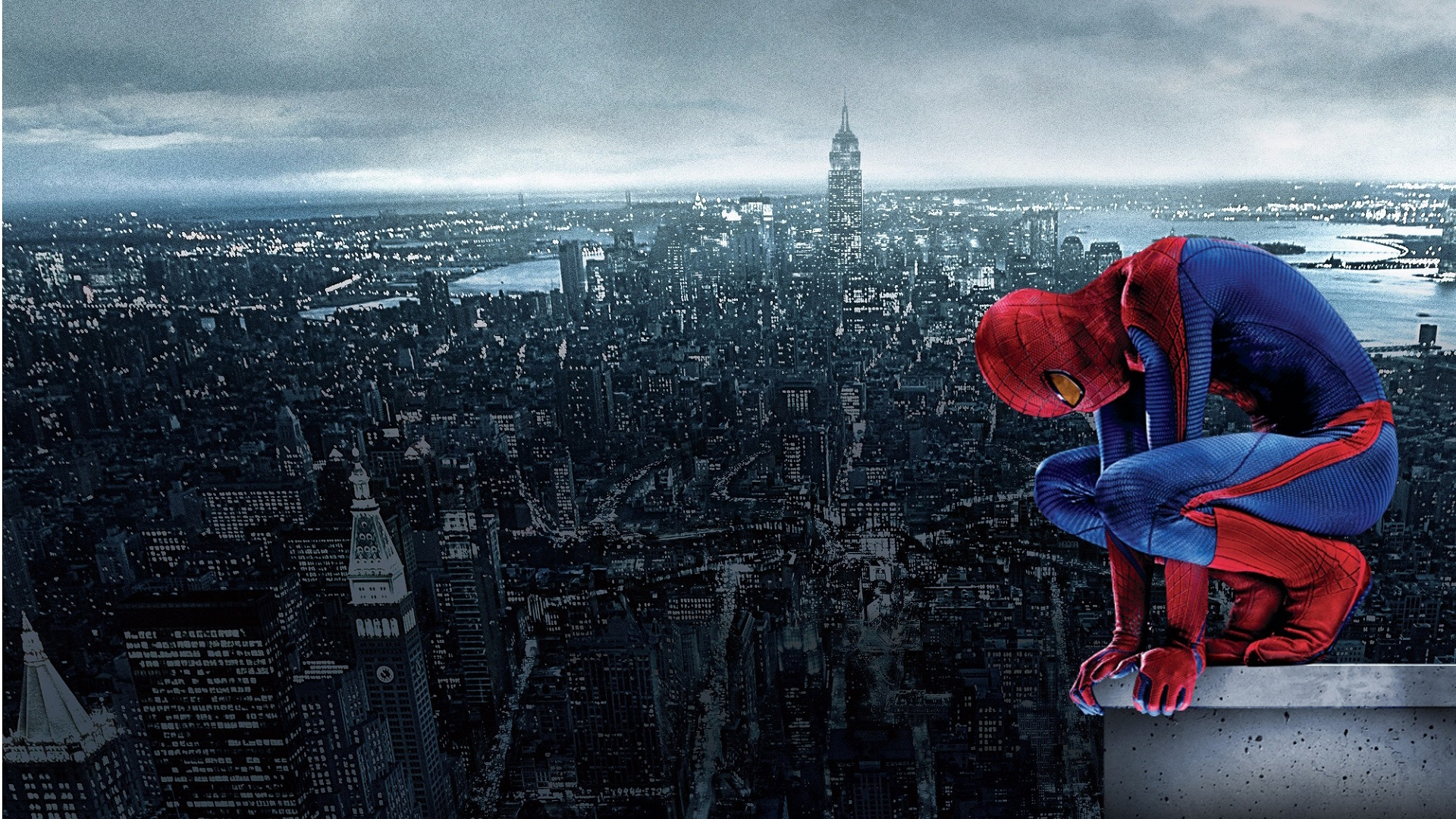 Человек паук город. Человек паук сидит на крыше. Нью Йорк человек паук. Человек паук на крыше здания.