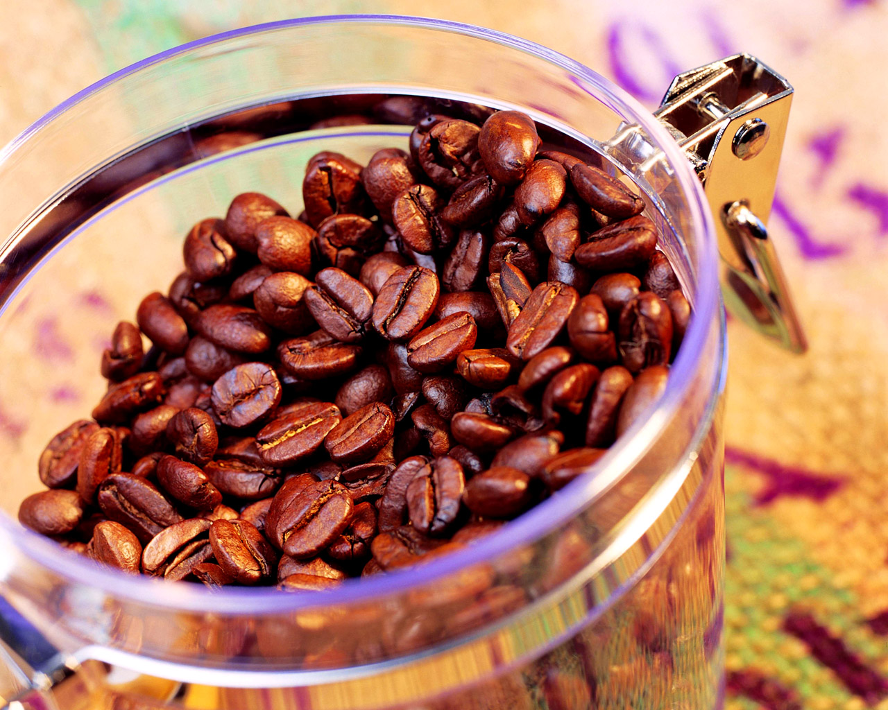 Напиток с кофейными зернами. Кофе в зернах. Кофейные зерна. Кофейная вишня. Кофейные зерна картинки.
