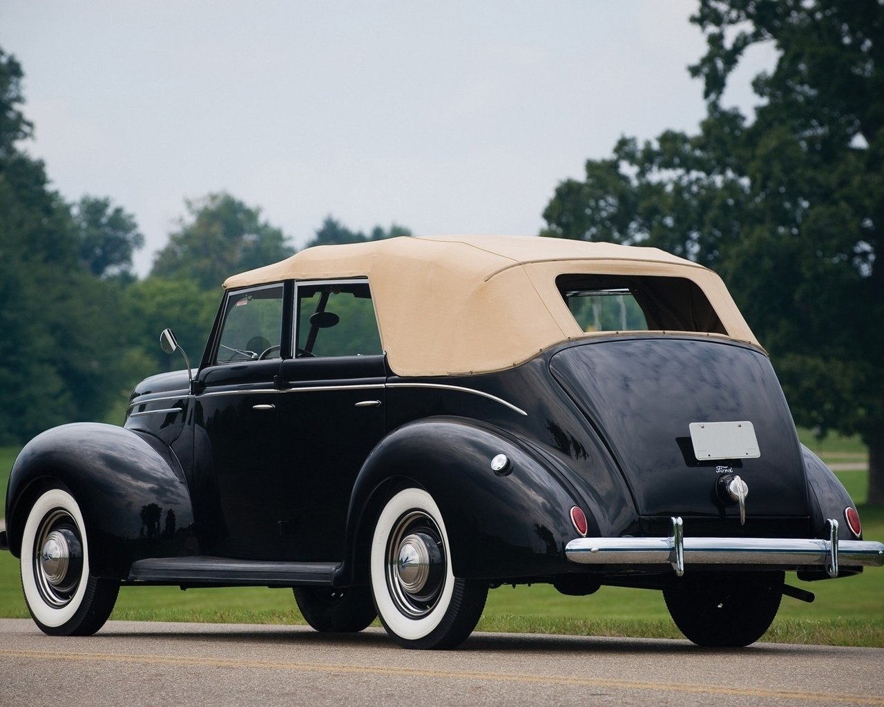  1940 Ford Deluxe Convertible Sedan