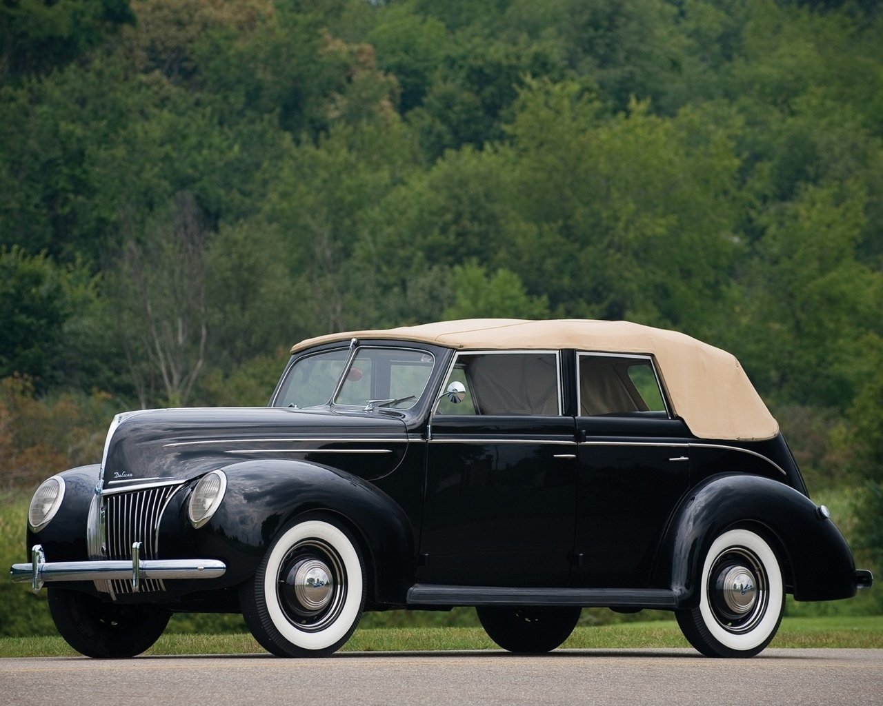  1940 Ford Deluxe Convertible Sedan
