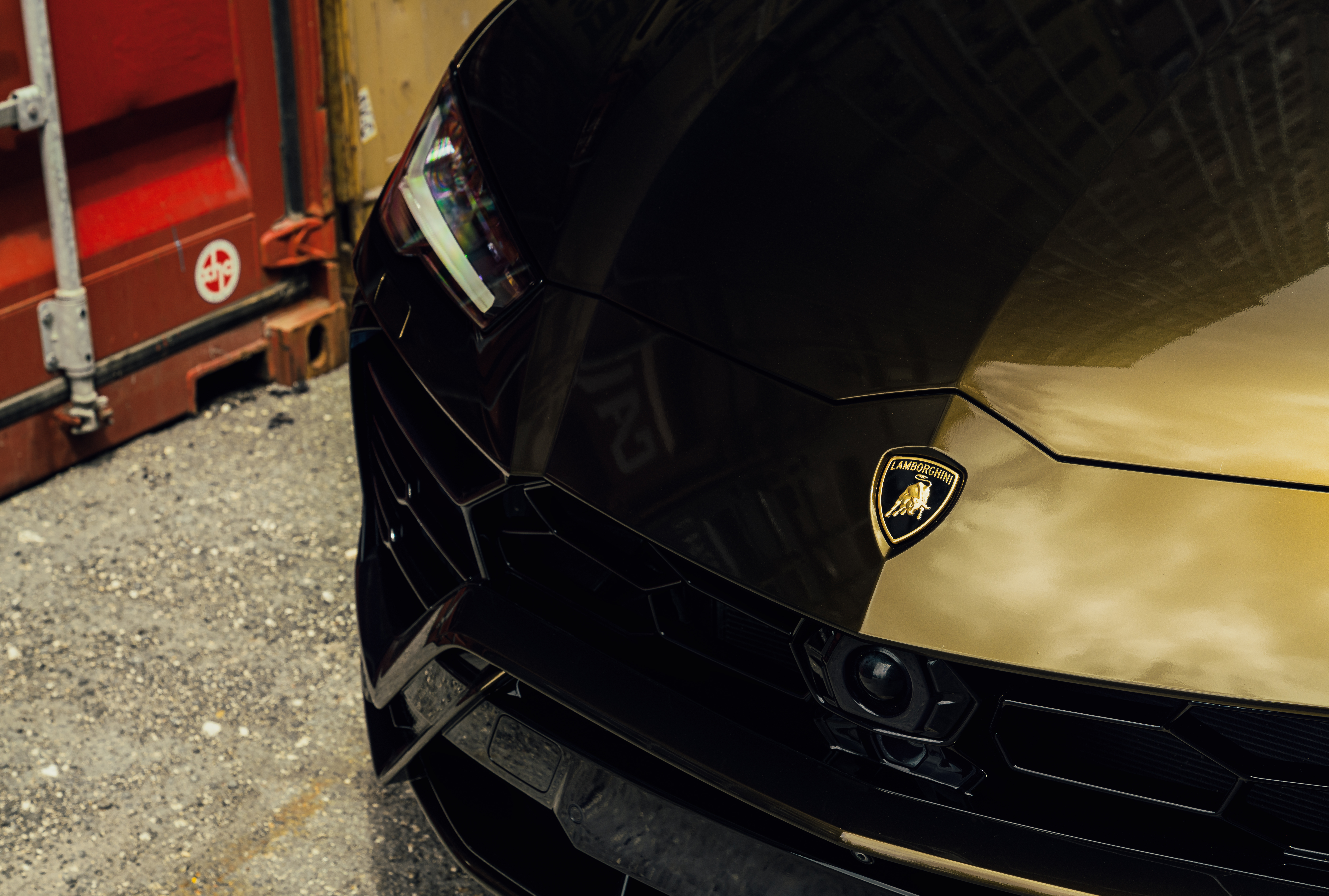 Midnight Gold wrapped Lambo URUS by William Stern
