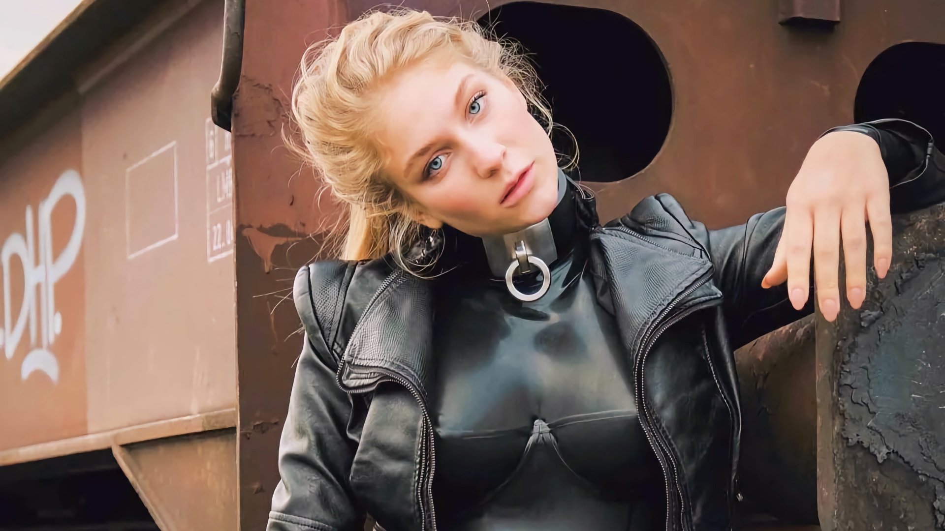 collar leather jacket Leila Herring woman model Image